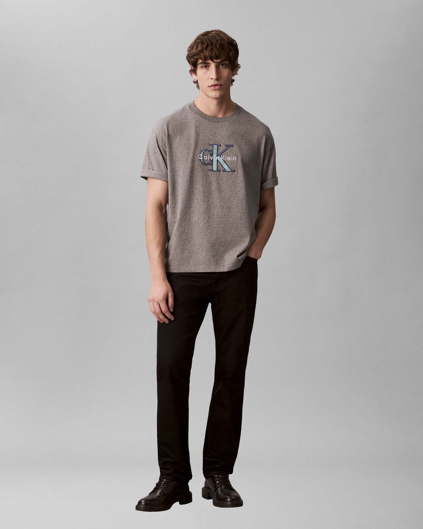 T-shirt Calvin Klein Jeans grigia in cotone con ricamo logo monogramma