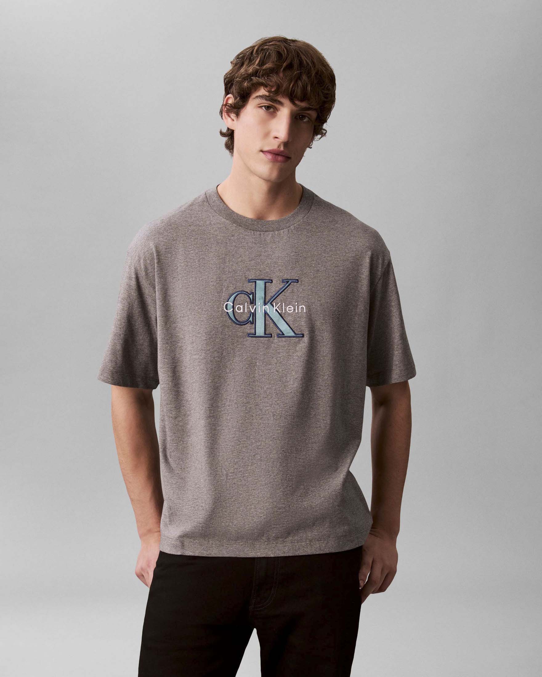 T-shirt Calvin Klein Jeans grigia in cotone con ricamo logo monogramma image