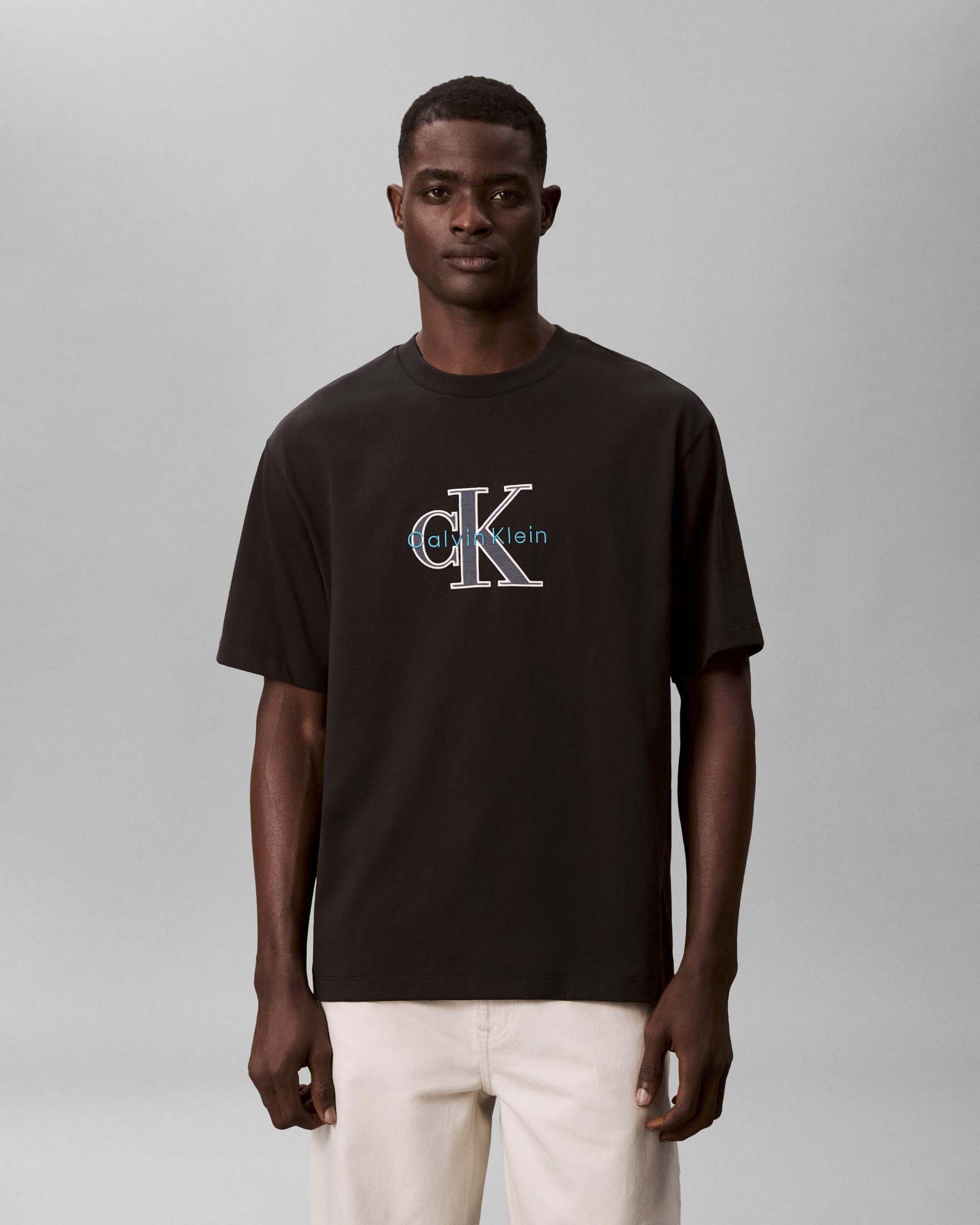 T-shirt mezza manica Calvin Klein Jeans nera in cotone con logo ricamato image
