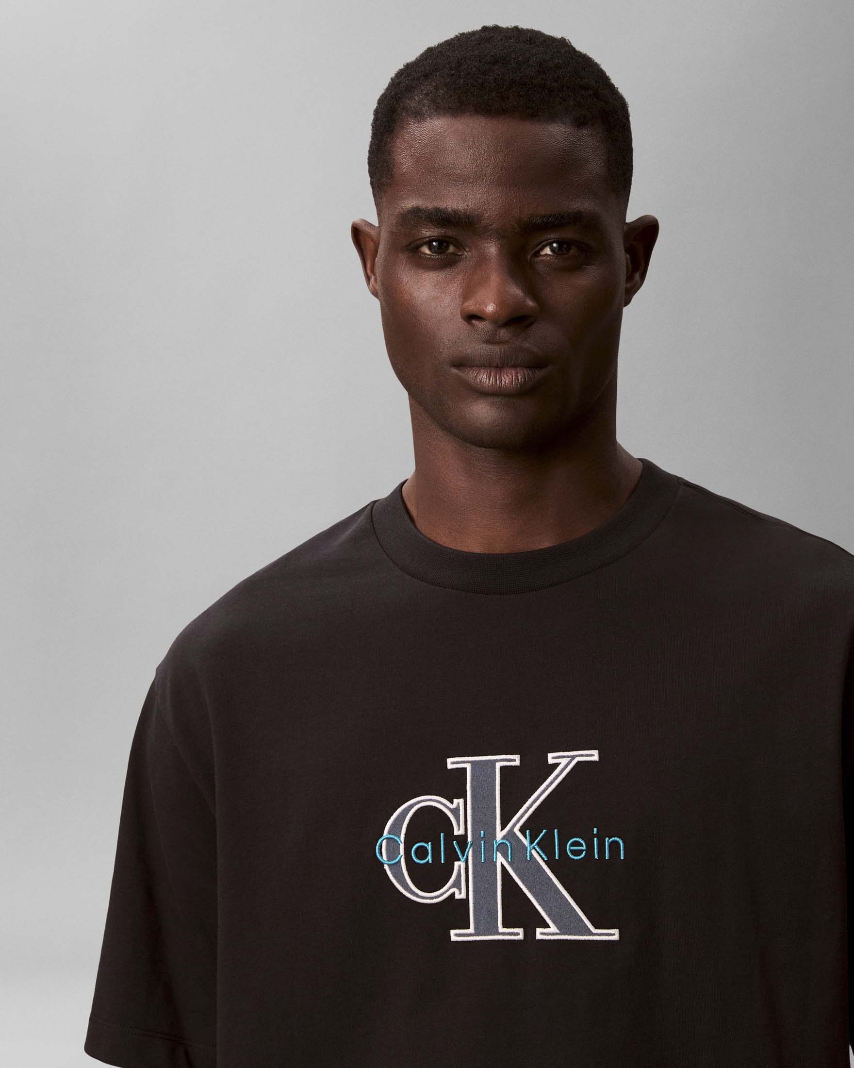 T-shirt mezza manica Calvin Klein Jeans nera in cotone con logo ricamato