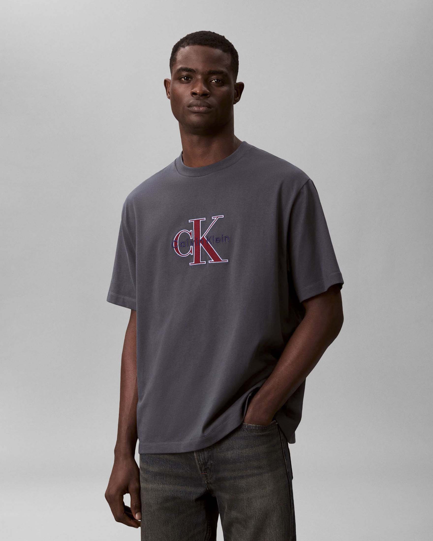 T-shirt Calvin Klein Jeans grigio piombo in cotone con ricamo logo image