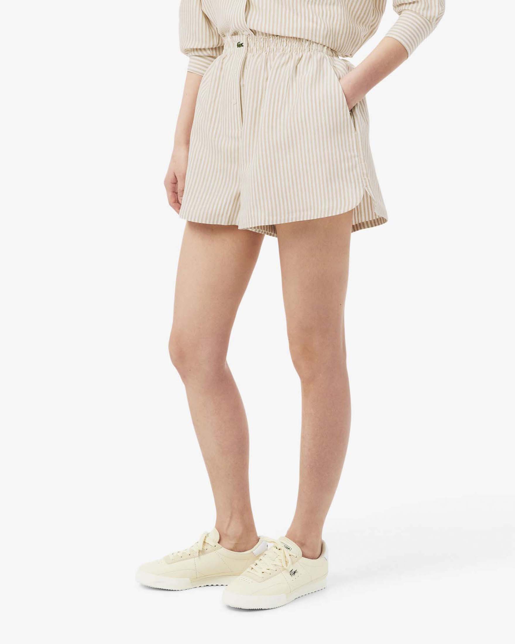Shorts oversize in misto lino Lacoste a righe bianche e beige image