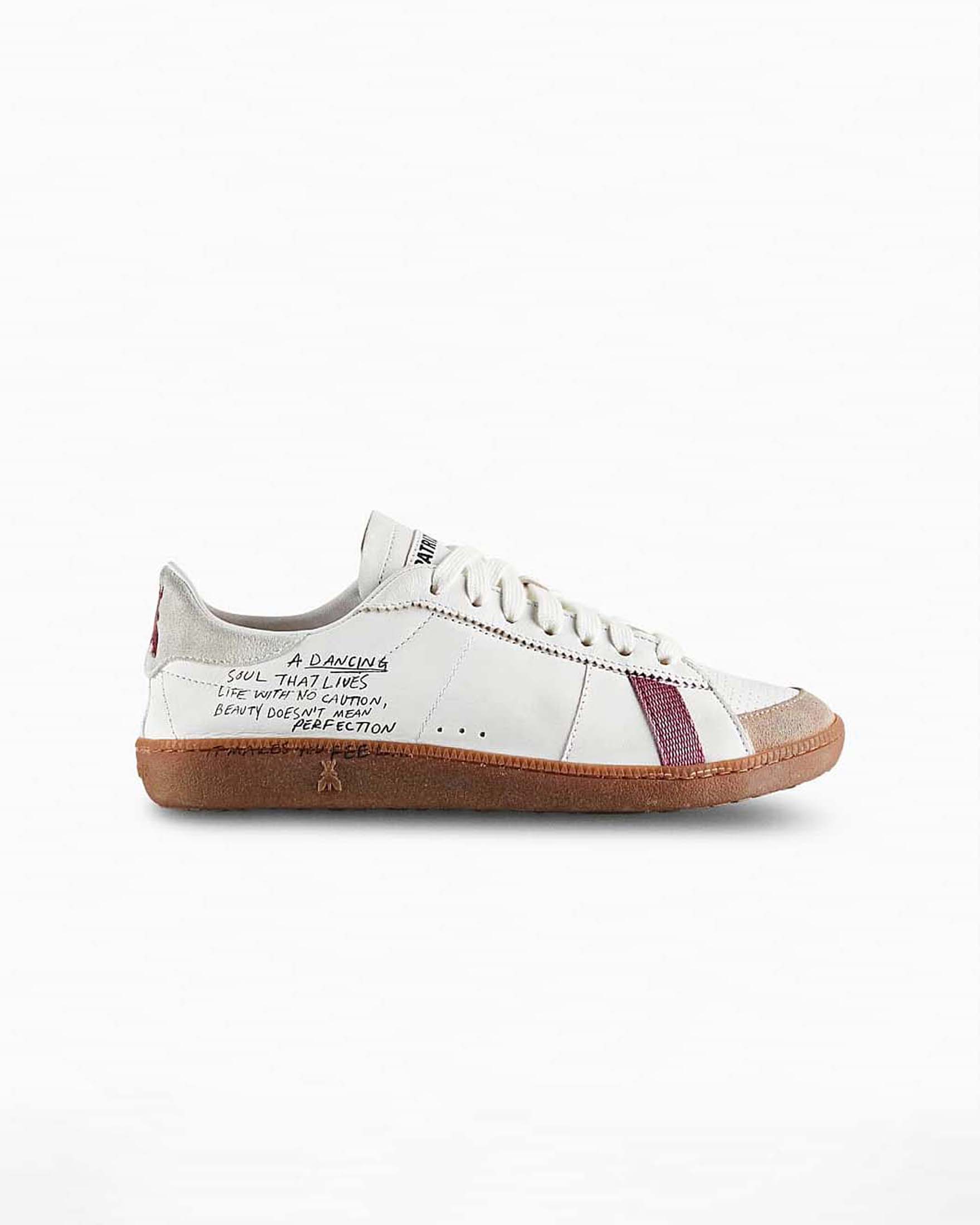 Sneakers bianche in pelle Patrizia Pepe con finiture a contrasto di colore bordeaux e scritte laterali
