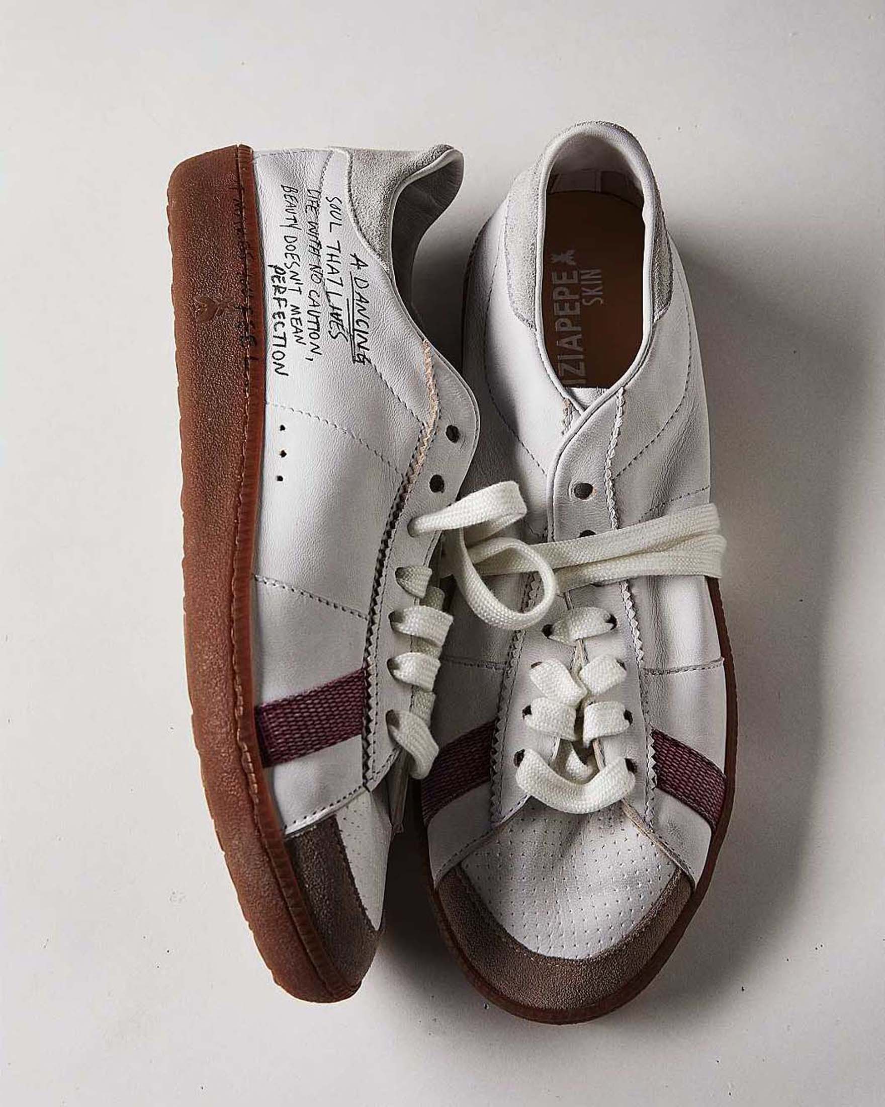 Sneakers bianche in pelle Patrizia Pepe con finiture a contrasto di colore bordeaux e scritte laterali image