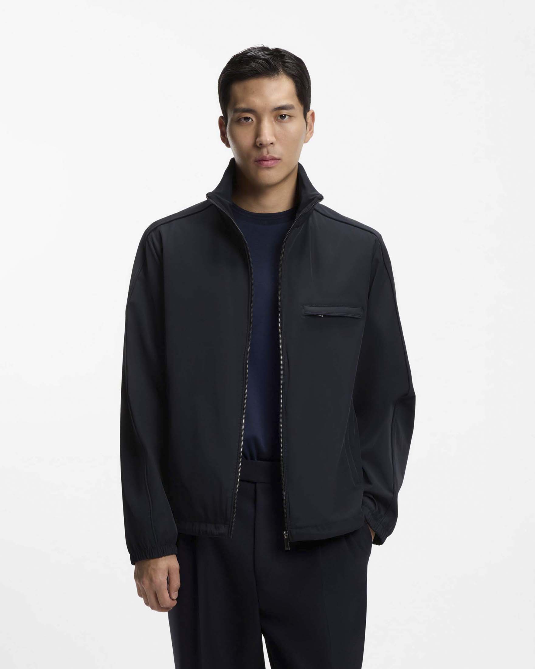 Giubbino Boss blu in tessuto tecnico stretch idrorepellente con cappuccio estraibile