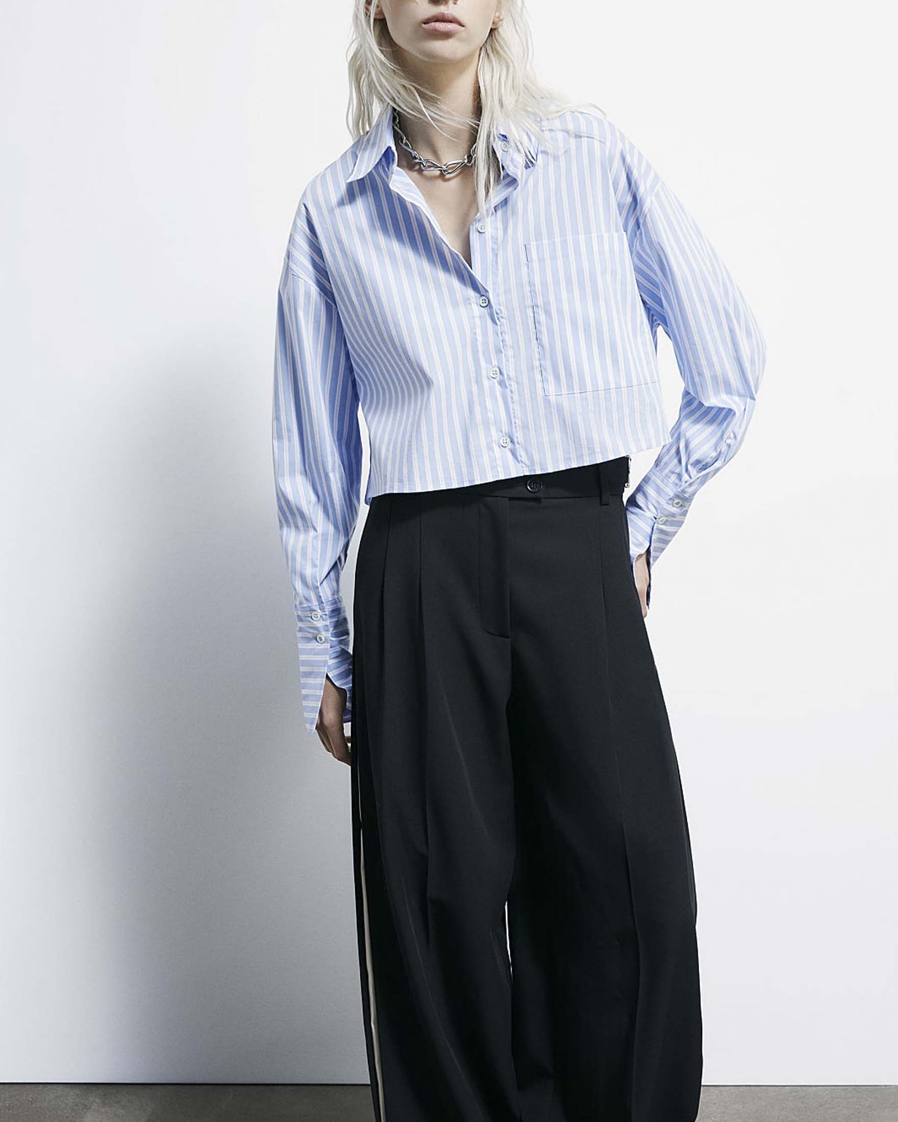 Camicia cropped in popeline di cotone a righe azzurre e bianche
