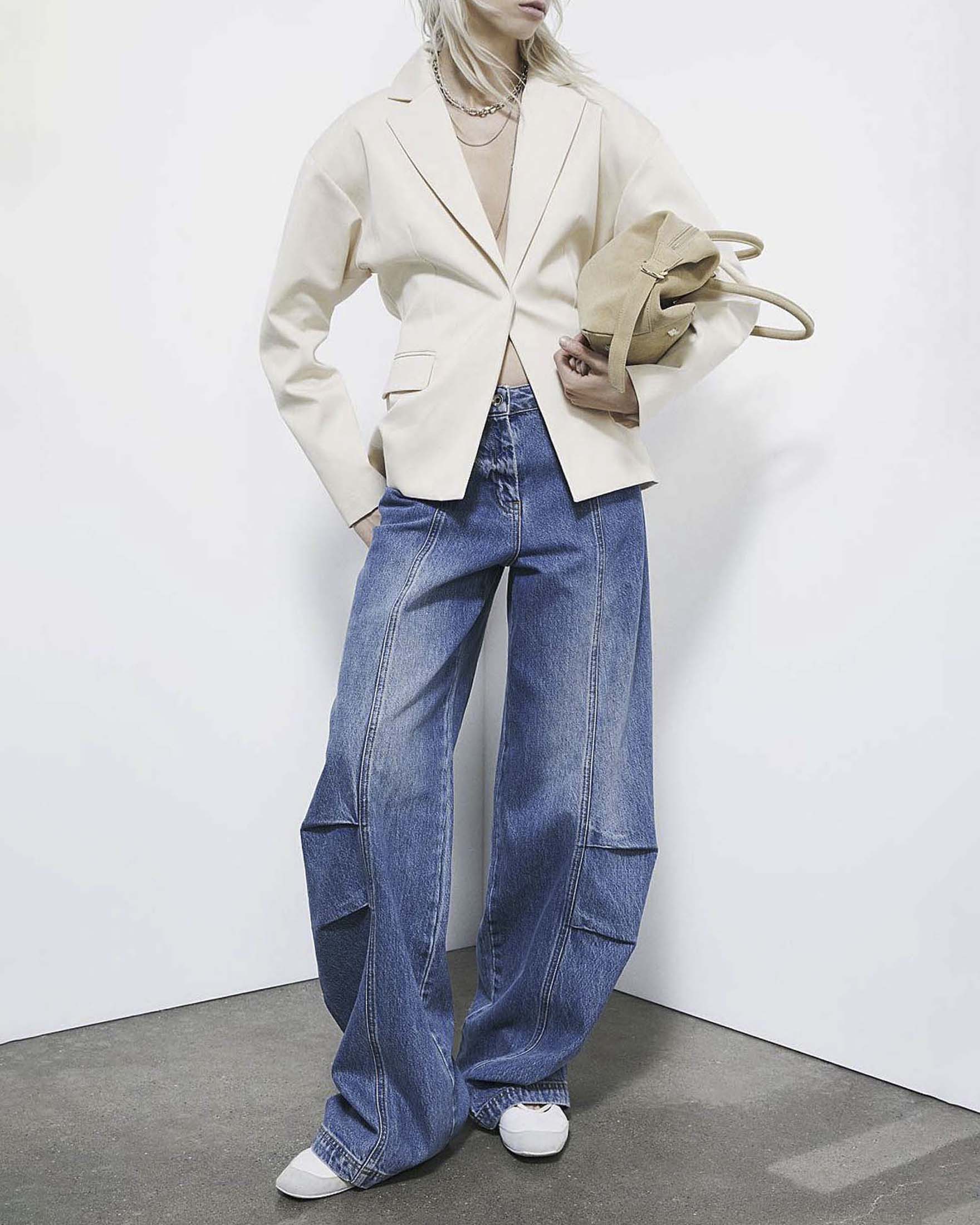Jeans larghi sagomati stone washed con pinces sulle ginocchia