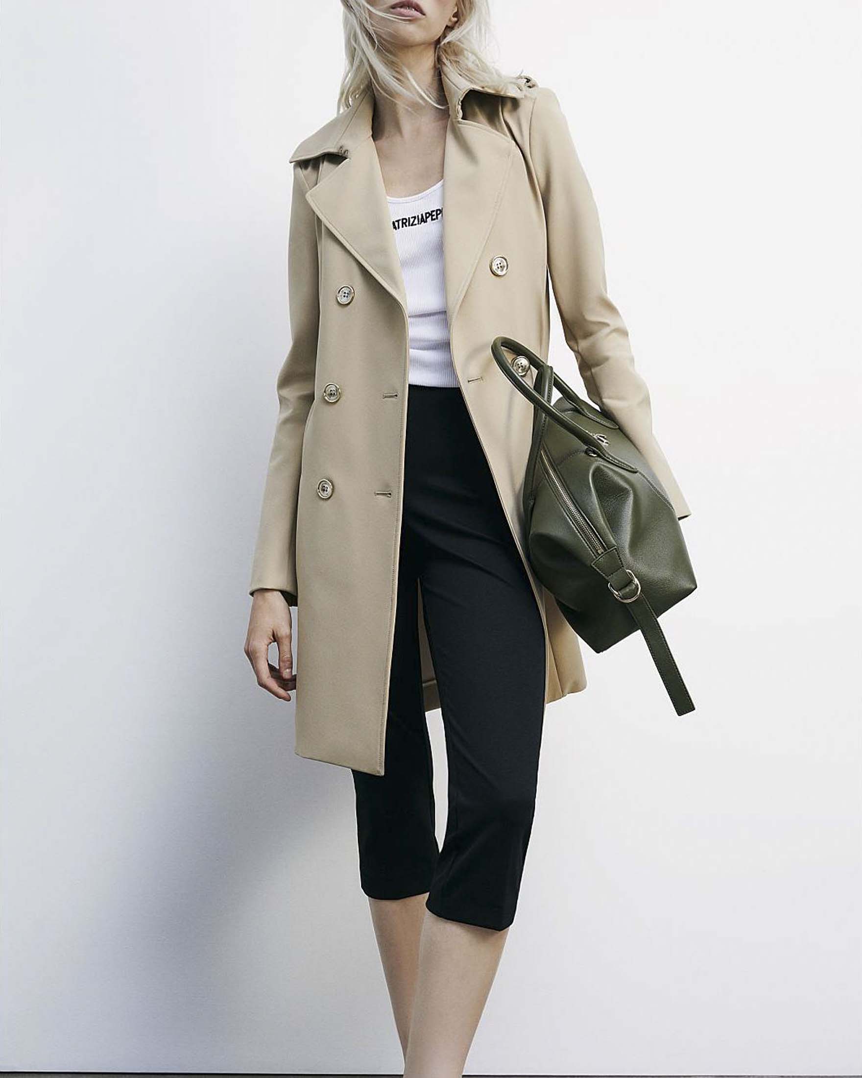 Trench beige aderente in tessuto tecnico