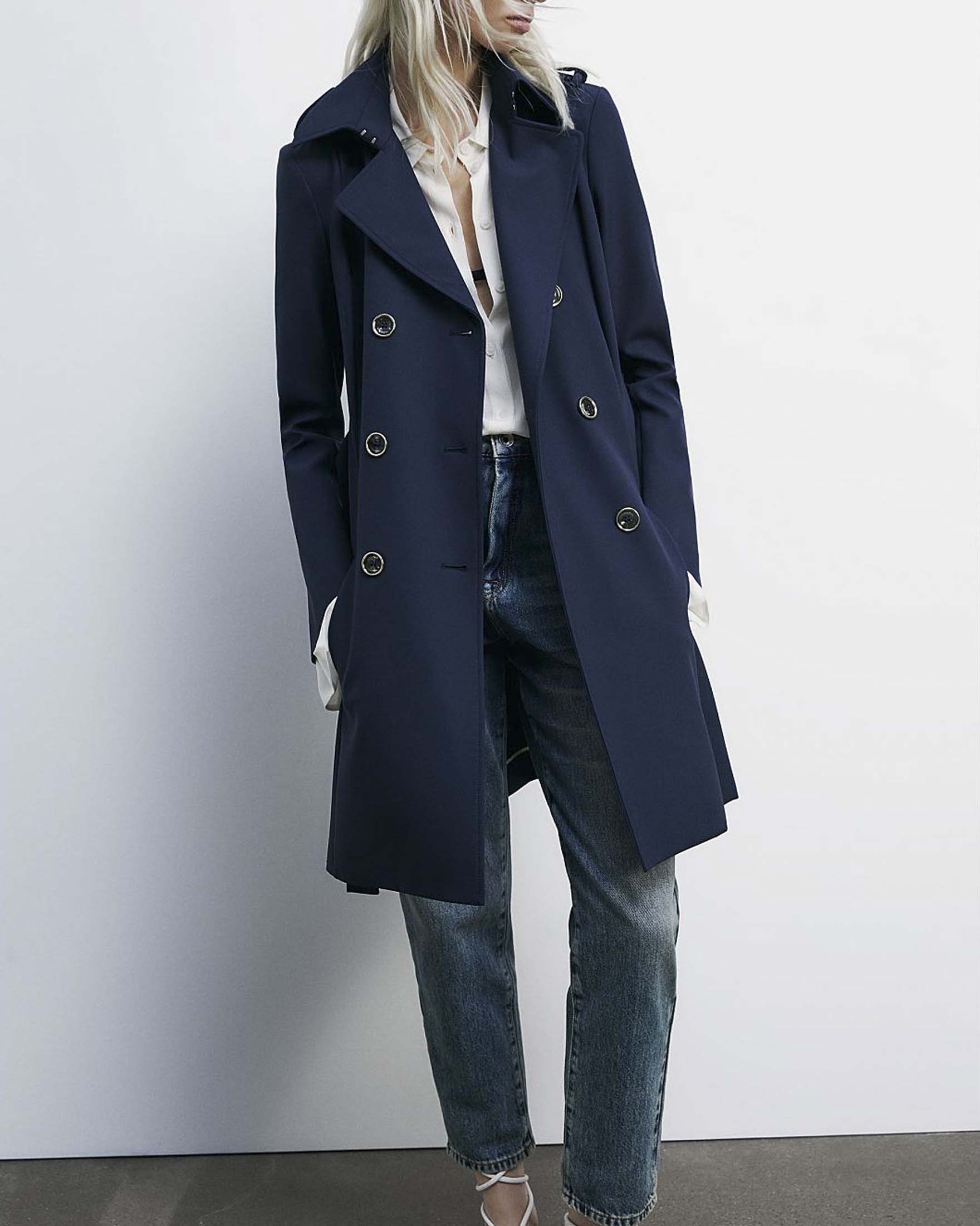 Trench blu aderente in tessuto tecnico