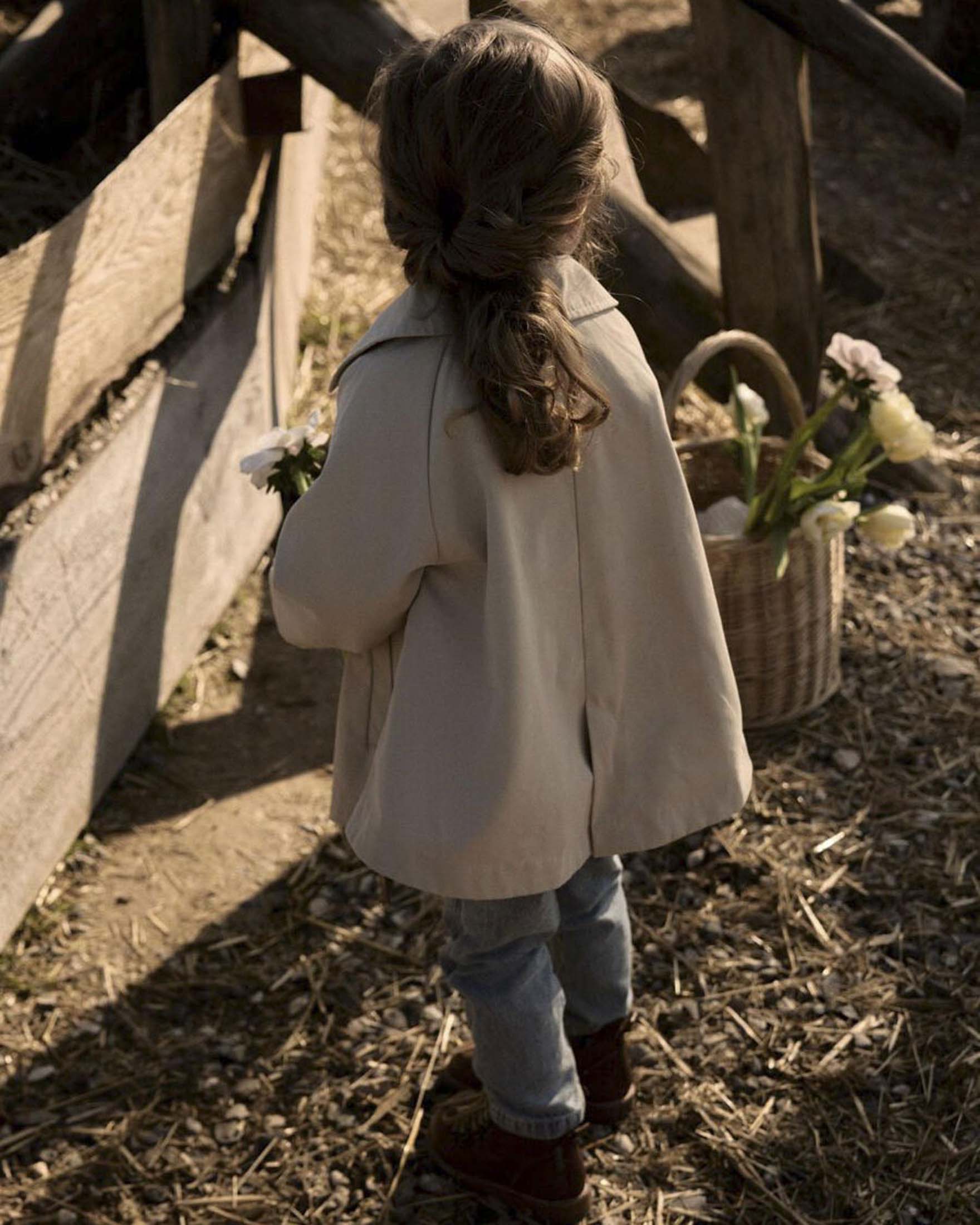 Trench Lil'Atelier color cammello con colletto