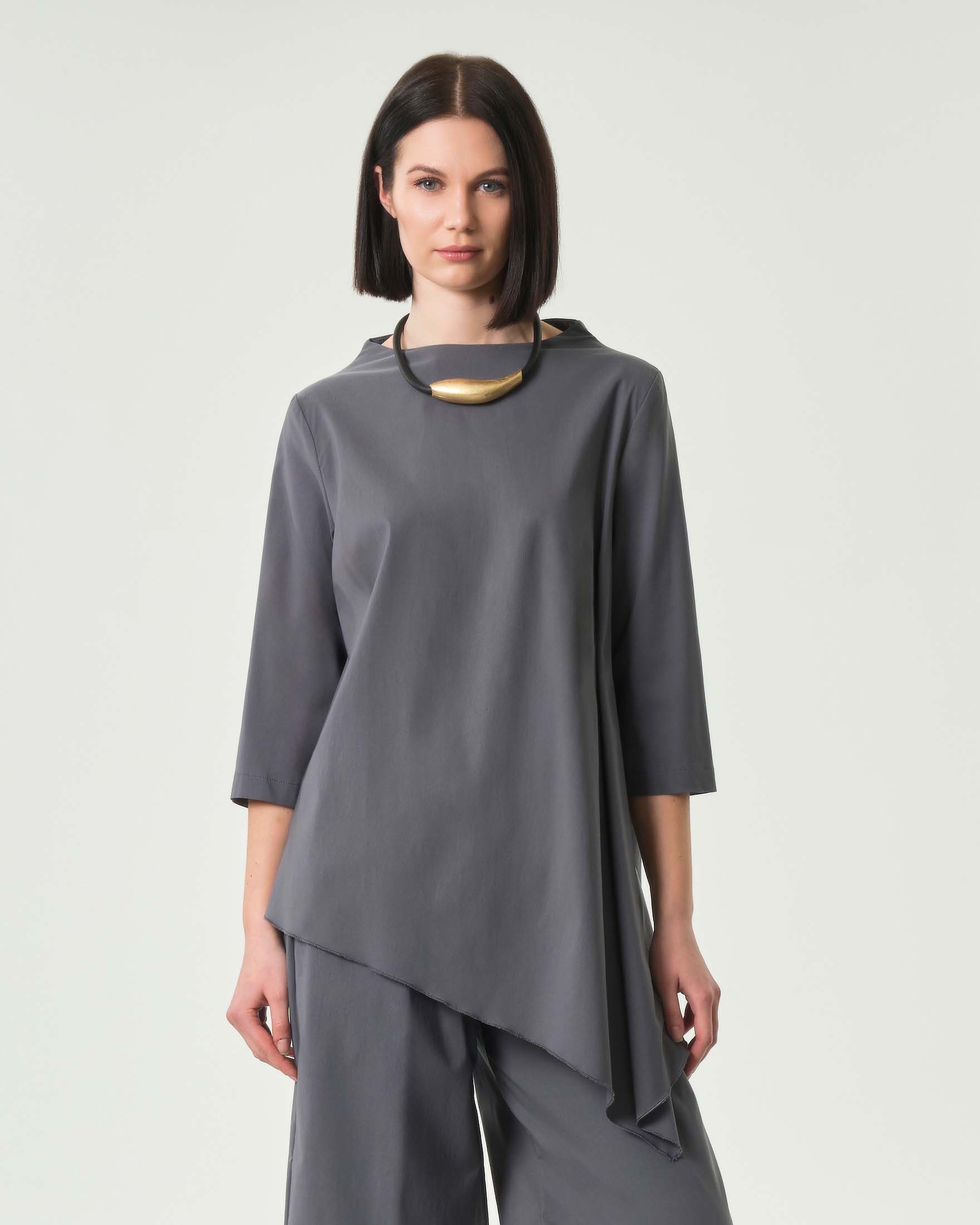 Blusa grigia in bengalina di misto viscosa con colletto in piedi e fondo ampio asimmetrico