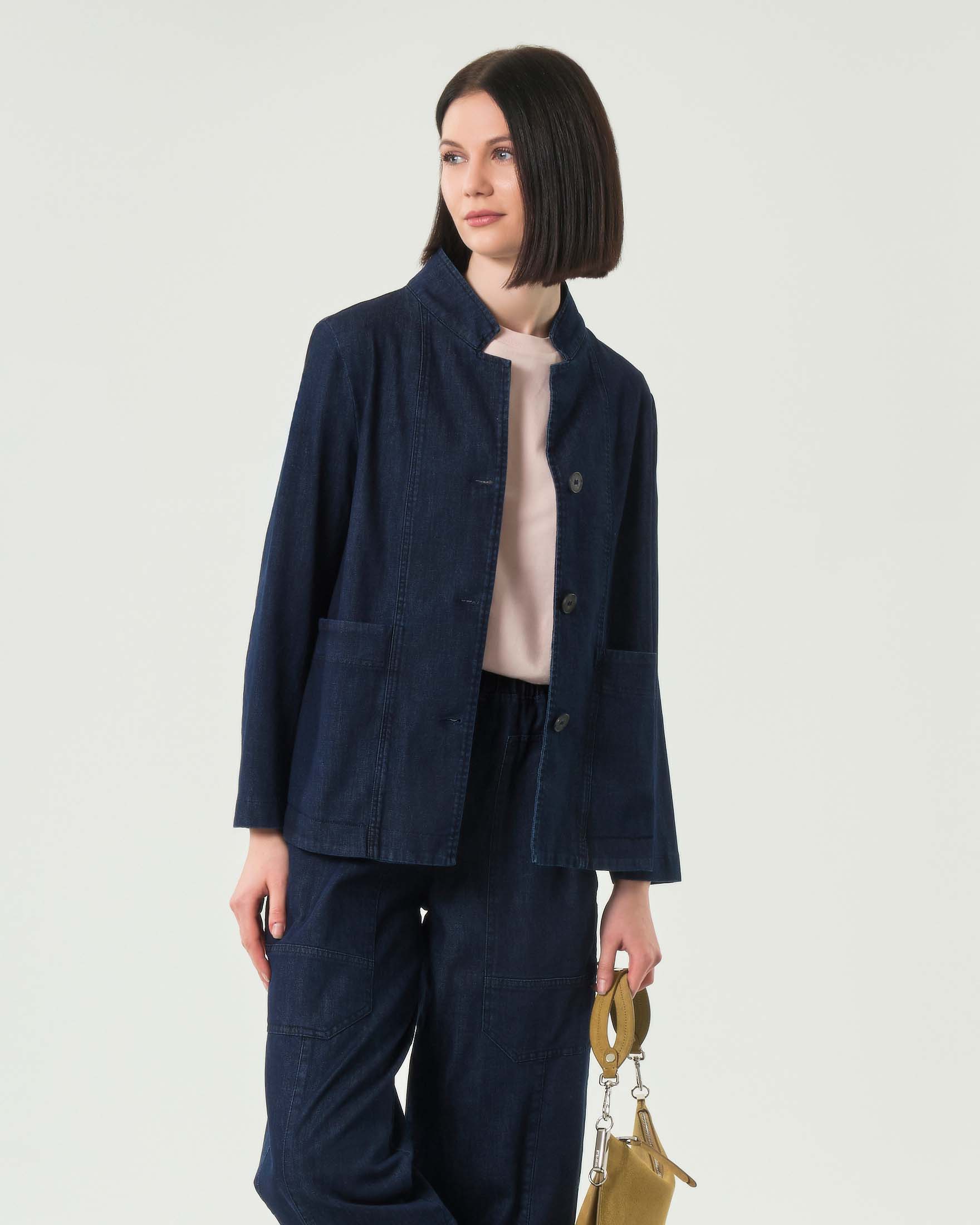 Giacca in denim scuro con colletto in piedi e tasche applicate sul fronte