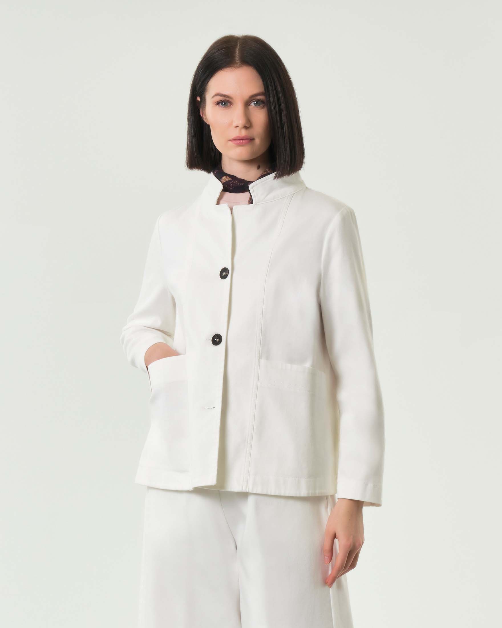 Giacca in denim bianco con colletto in piedi e tasche applicate sul fronte