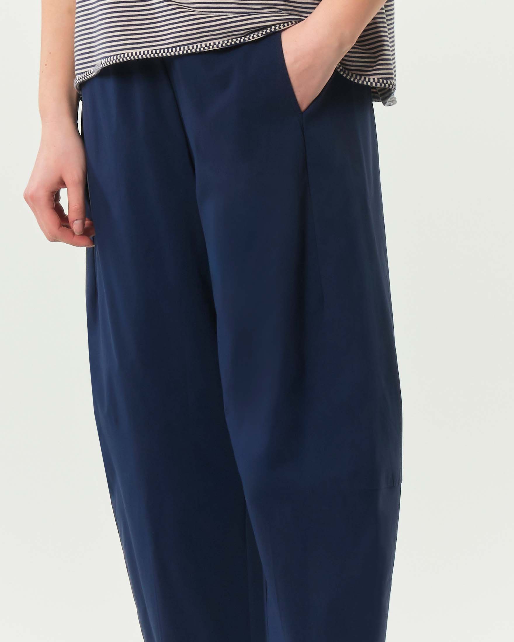 Pantaloni baloon blu Jurerê in bangalina di misto viscosa stretch con elastico inserito in vita image