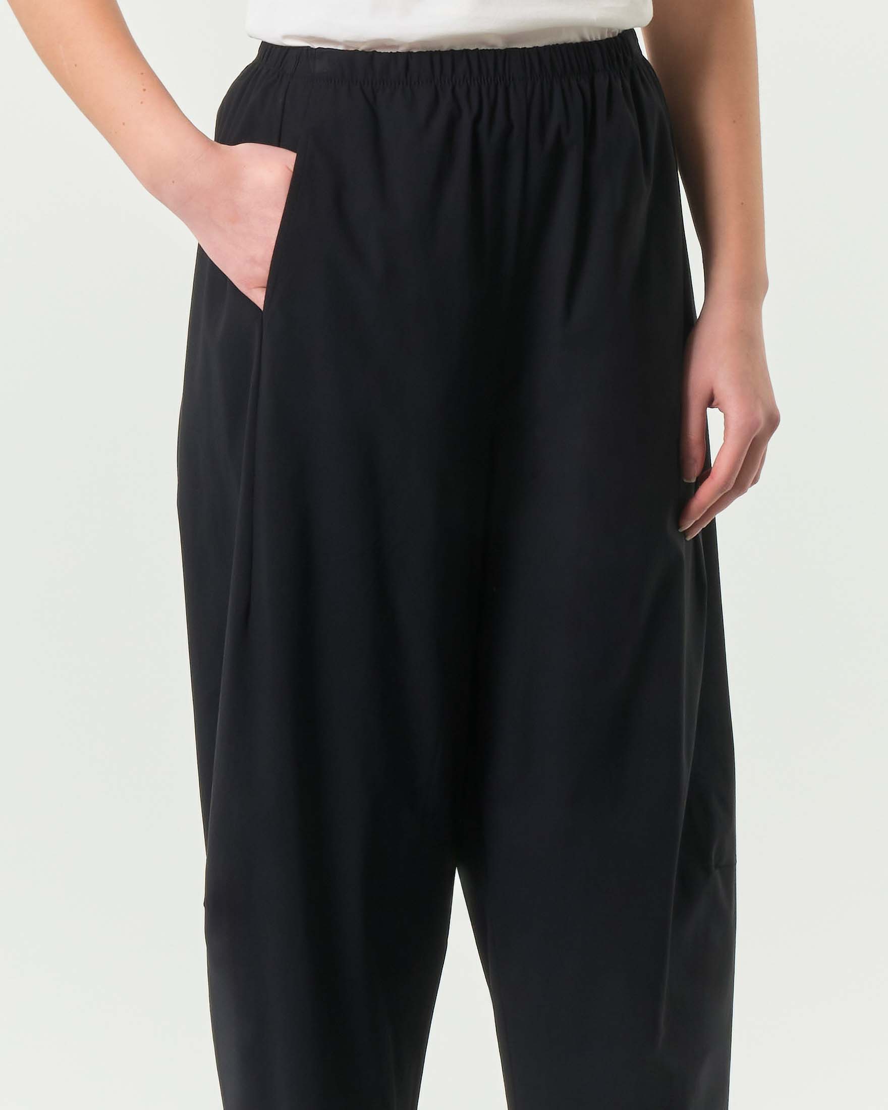 Pantaloni baloon neri Jurerê in bangalina di misto viscosa stretch con elastico inserito in vita image
