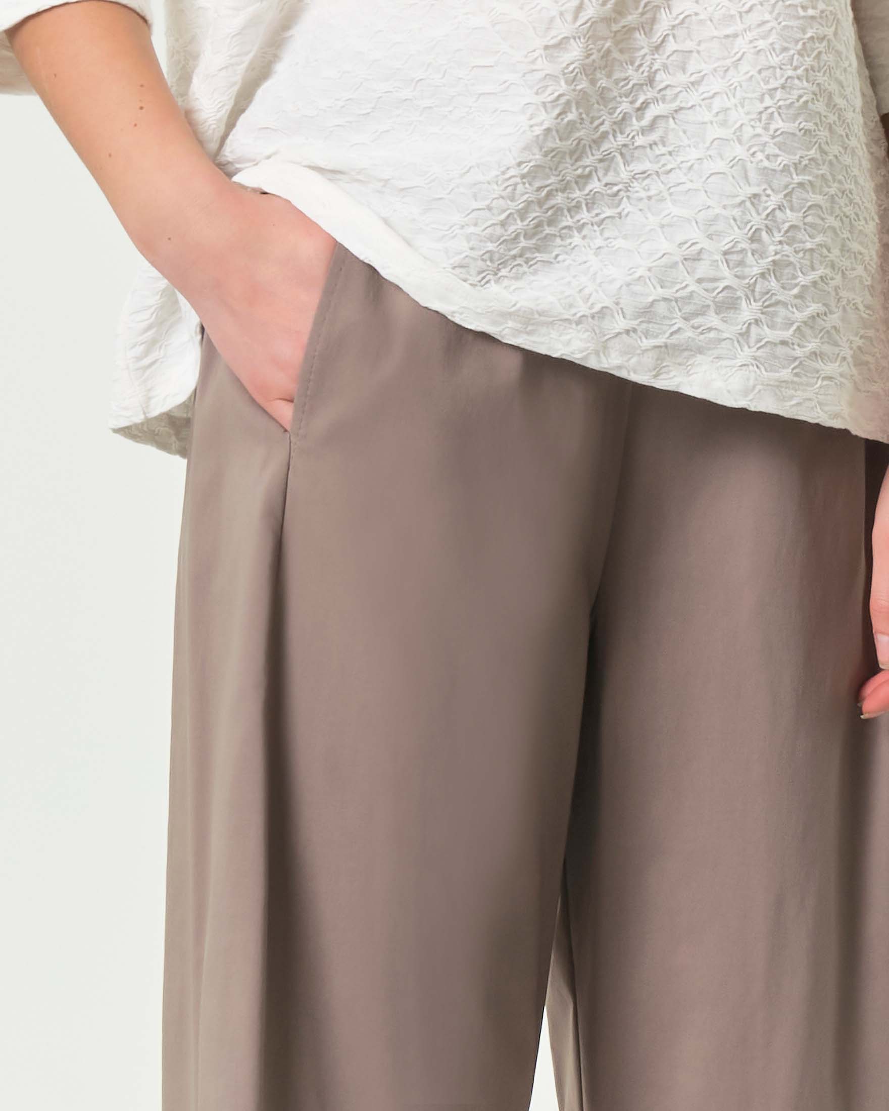 Pantaloni baloon tortora Jurerê in bangalina di misto viscosa stretch con elastico inserito in vita image