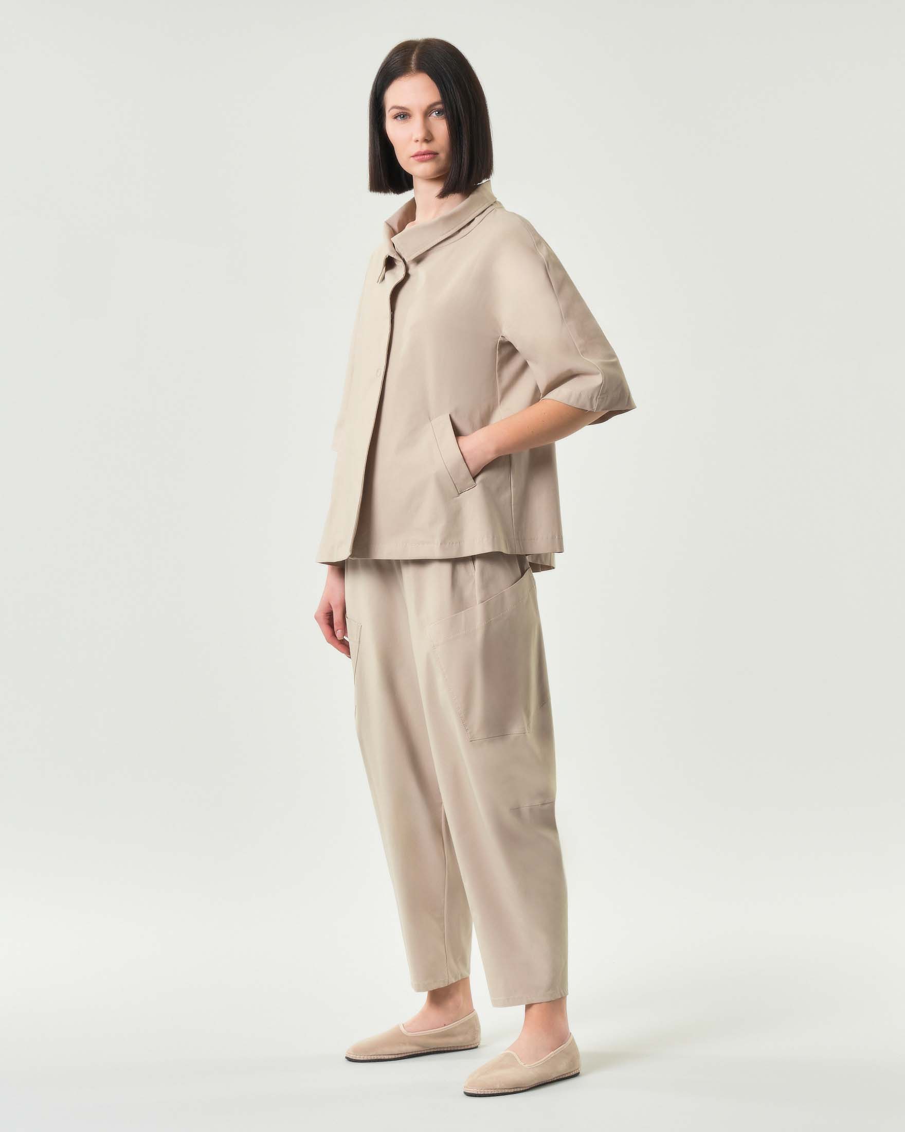 Pantaloni baloon beige in bangalina di misto viscosa stretch con tasconi applicati sui lati