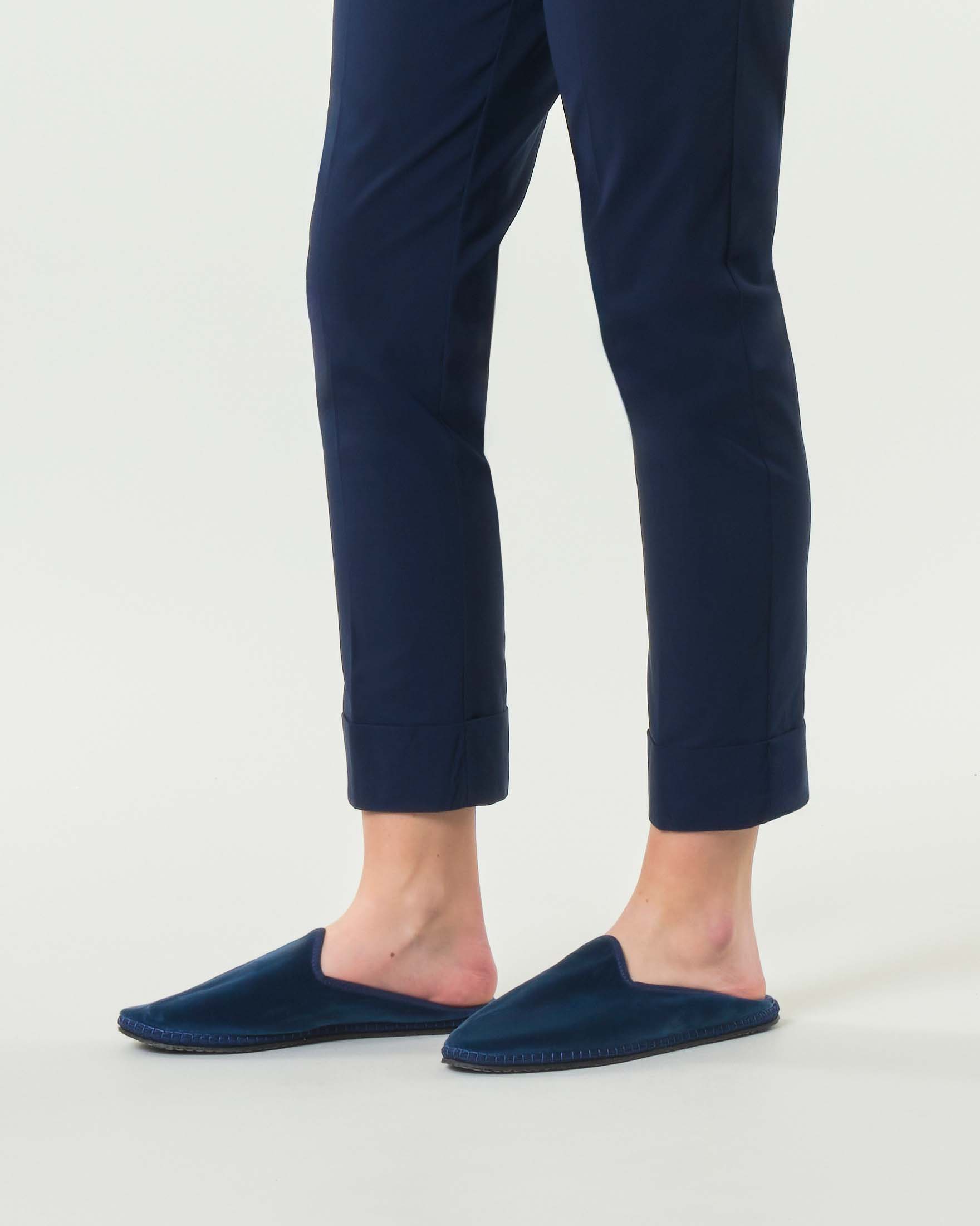 Pantaloni slim blu in bengalina di misto viscosa stretch con risvolto al fondo ed elastico in vita image