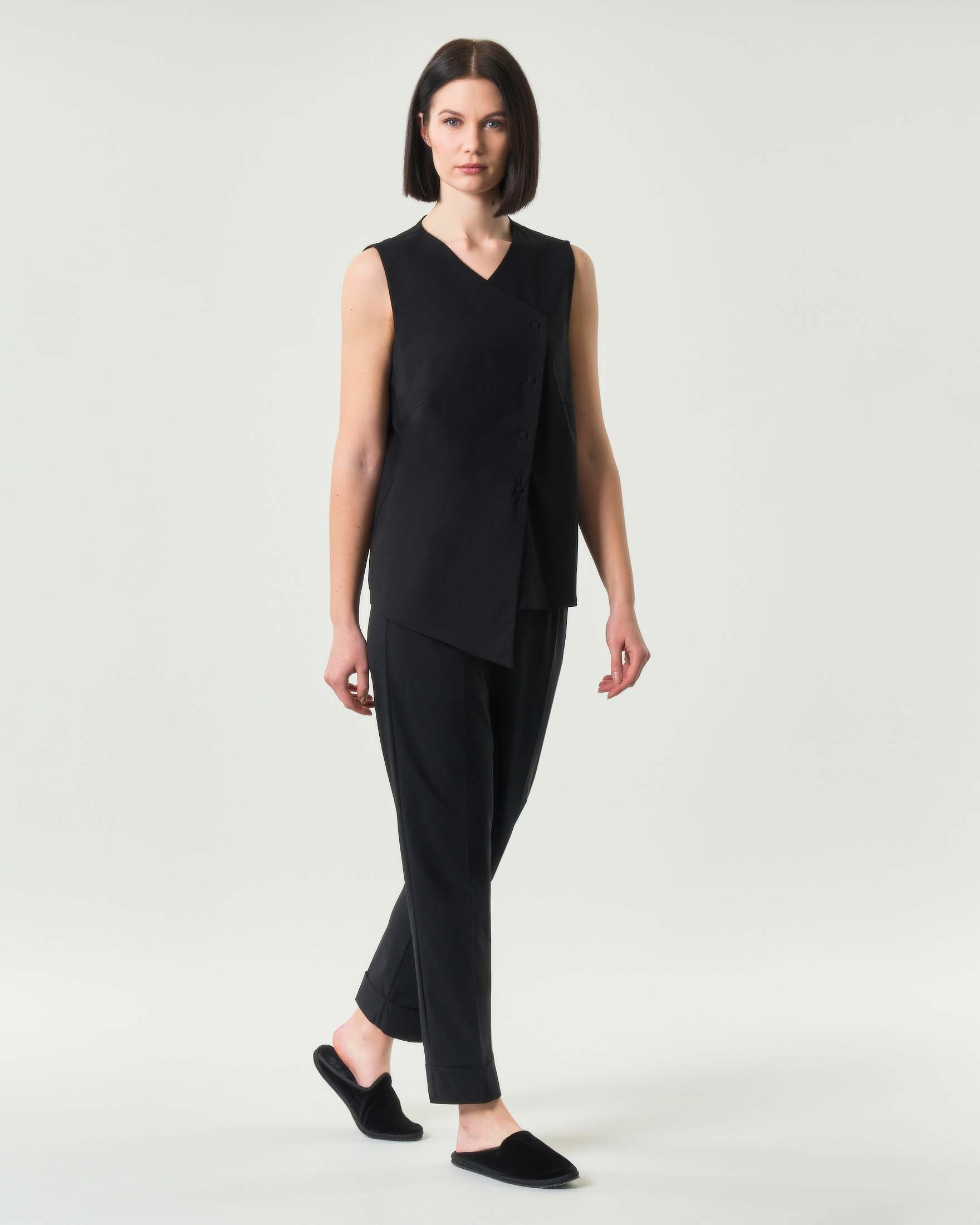 Pantaloni slim nero in bengalina di misto viscosa stretch con risvolto al fondo ed elastico in vita