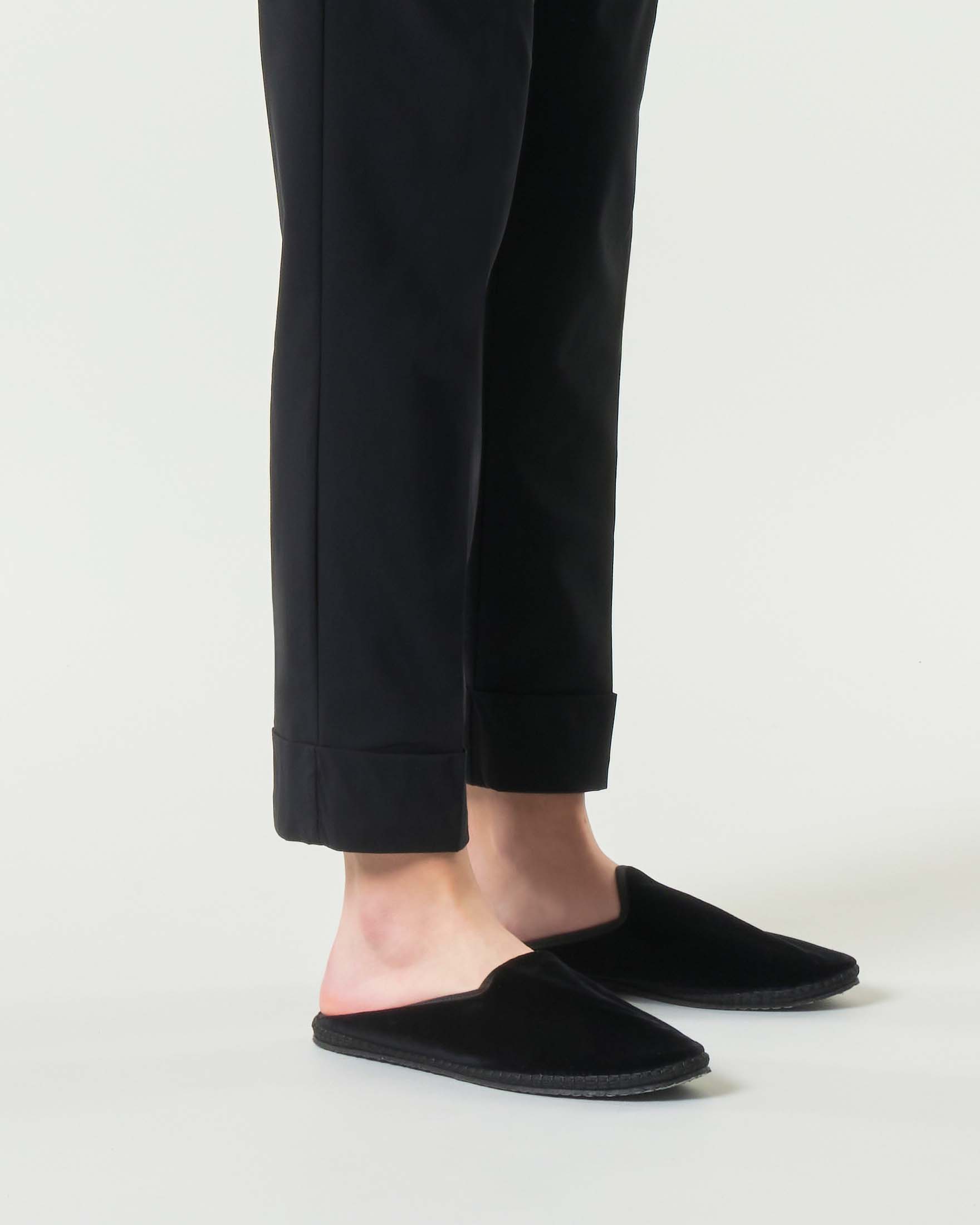 Pantaloni slim nero in bengalina di misto viscosa stretch con risvolto al fondo ed elastico in vita image
