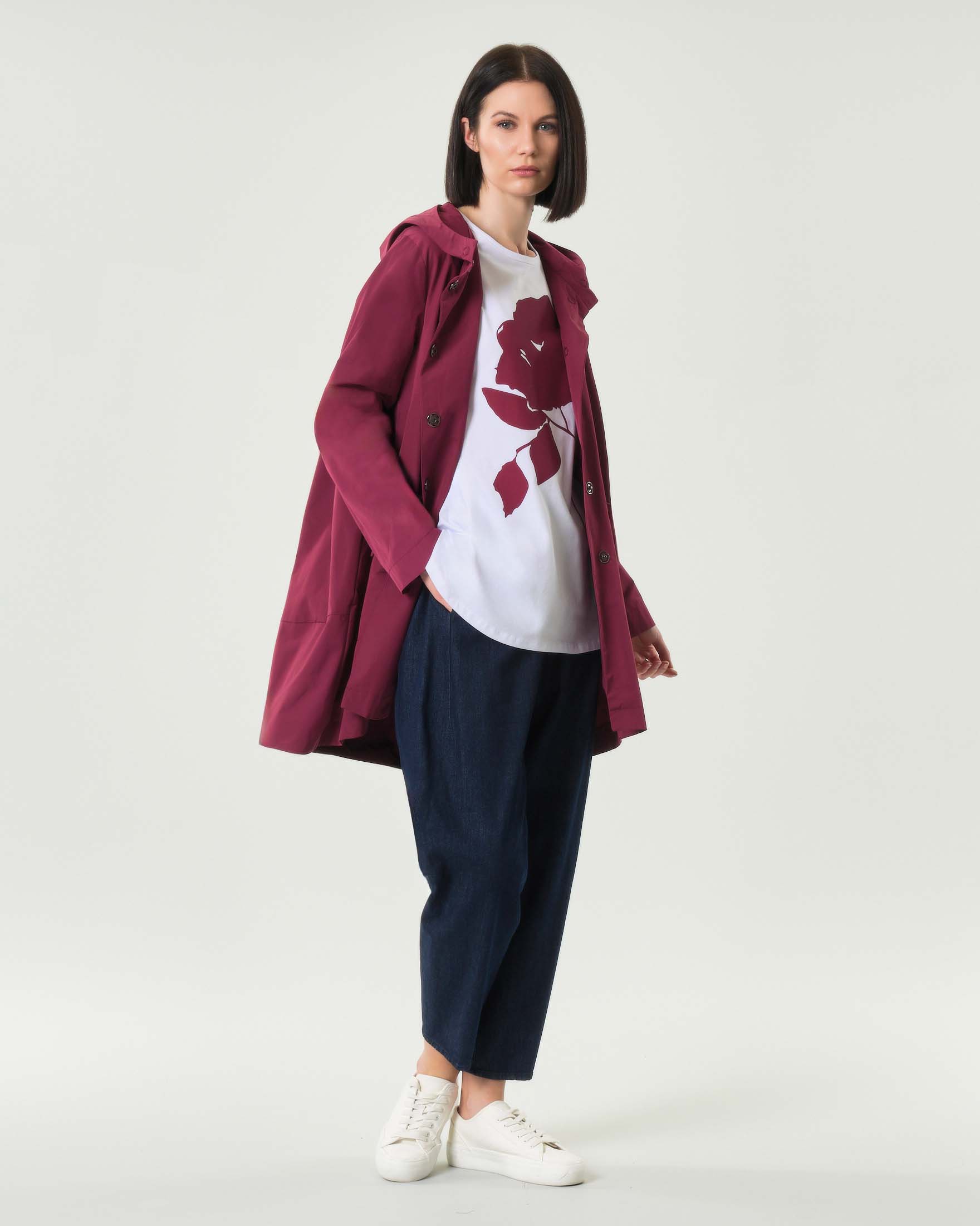 Giubbino bordeaux dalla linea a uovo con cappuccio in tessuto tecnico impermeabile di cotone