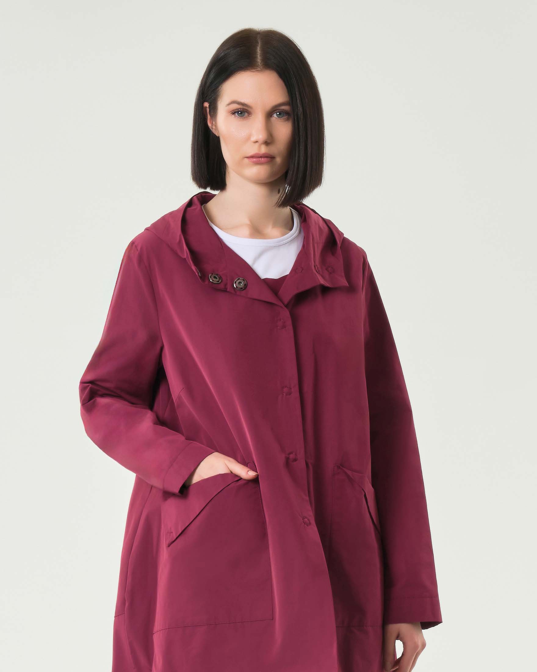 Giubbino bordeaux Jurerê dalla linea a uovo con cappuccio in tessuto tecnico impermeabile di cotone image