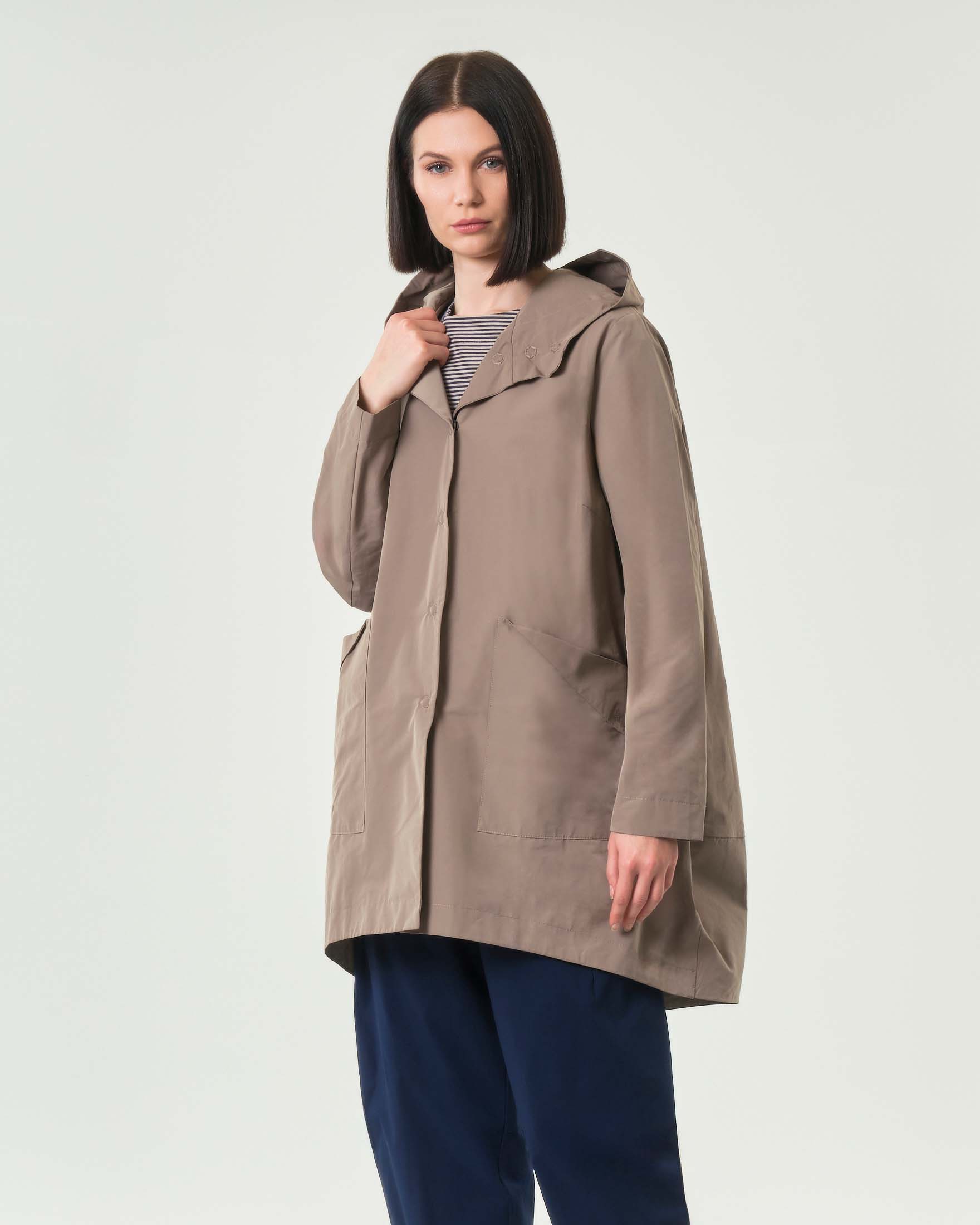 Giubbino tortora Jurerê dalla linea a uovo con cappuccio in tessuto tecnico impermeabile di cotone