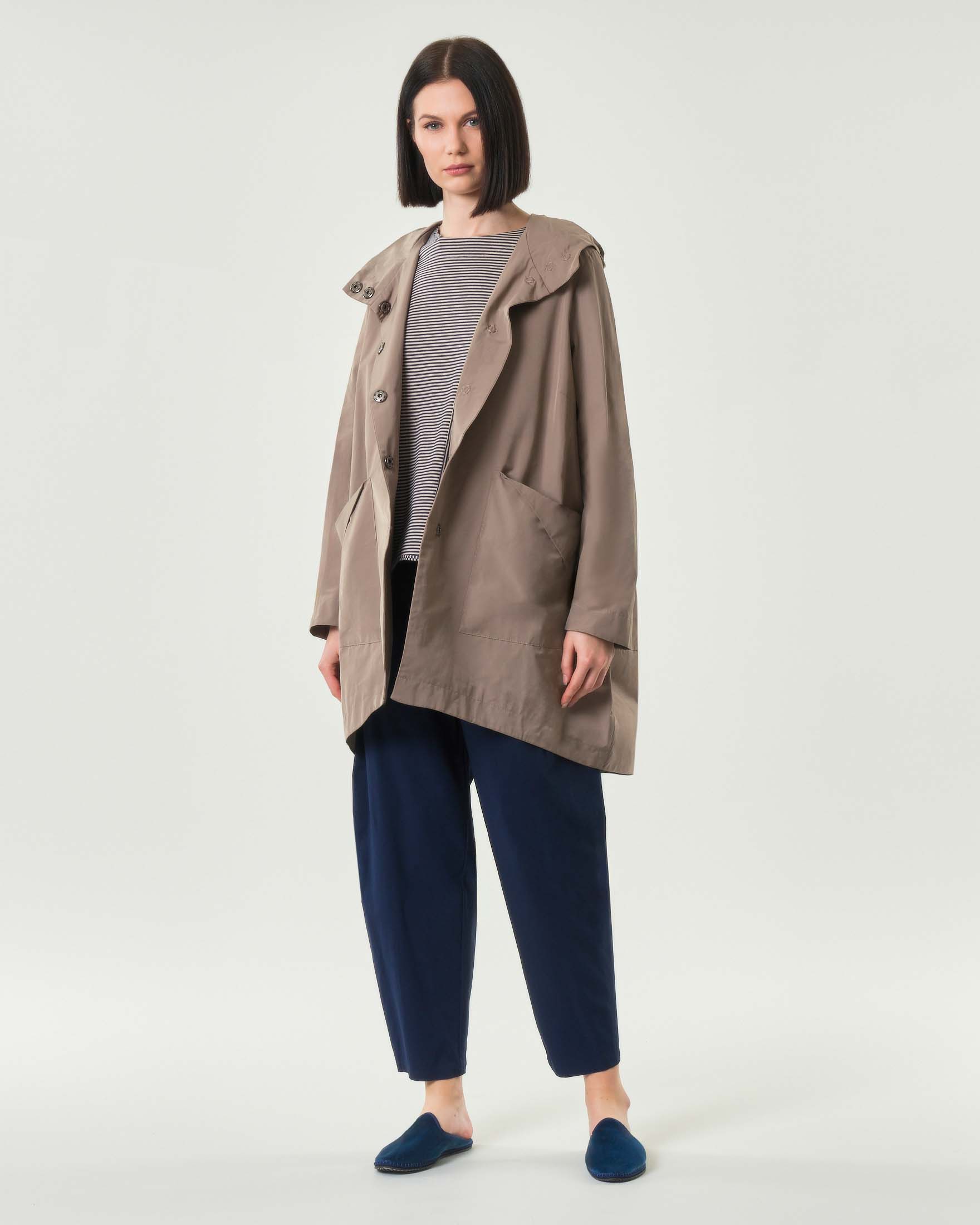 Giubbino tortora Jurerê dalla linea a uovo con cappuccio in tessuto tecnico impermeabile di cotone image