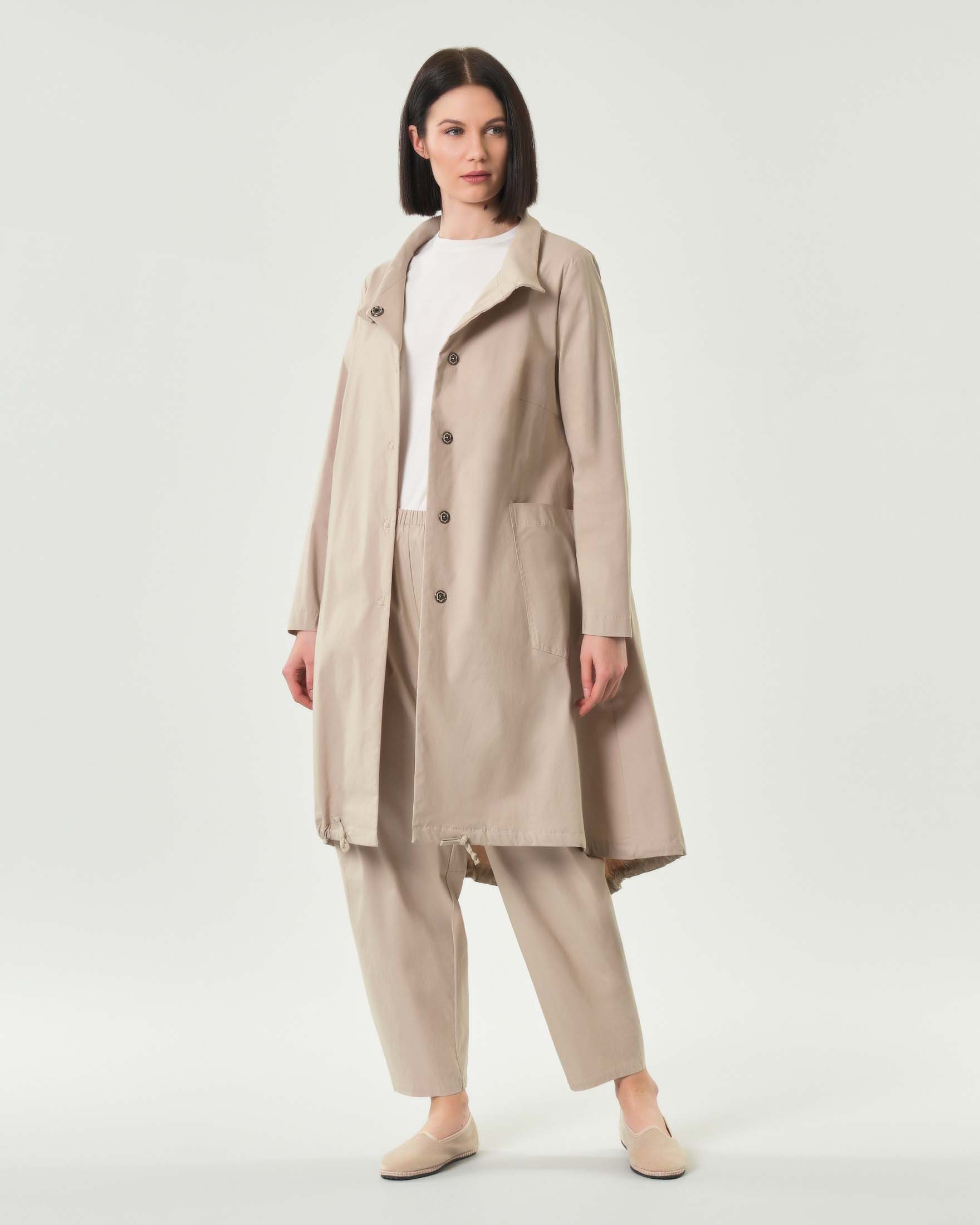 Impermeabile leggero beige in viscosa stretch dal taglio asimmetrico e tasche applicate