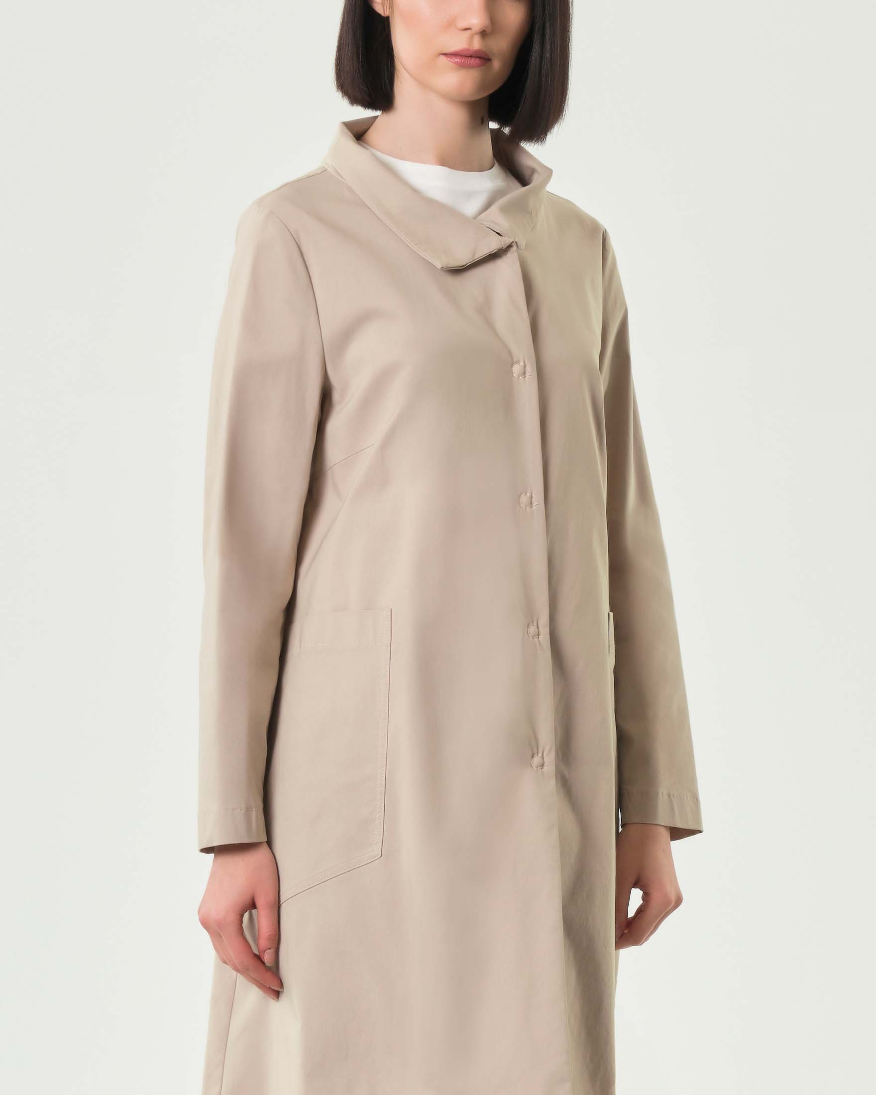 Impermeabile leggero beige Jurerê in viscosa stretch dal taglio asimmetrico e tasche applicate image