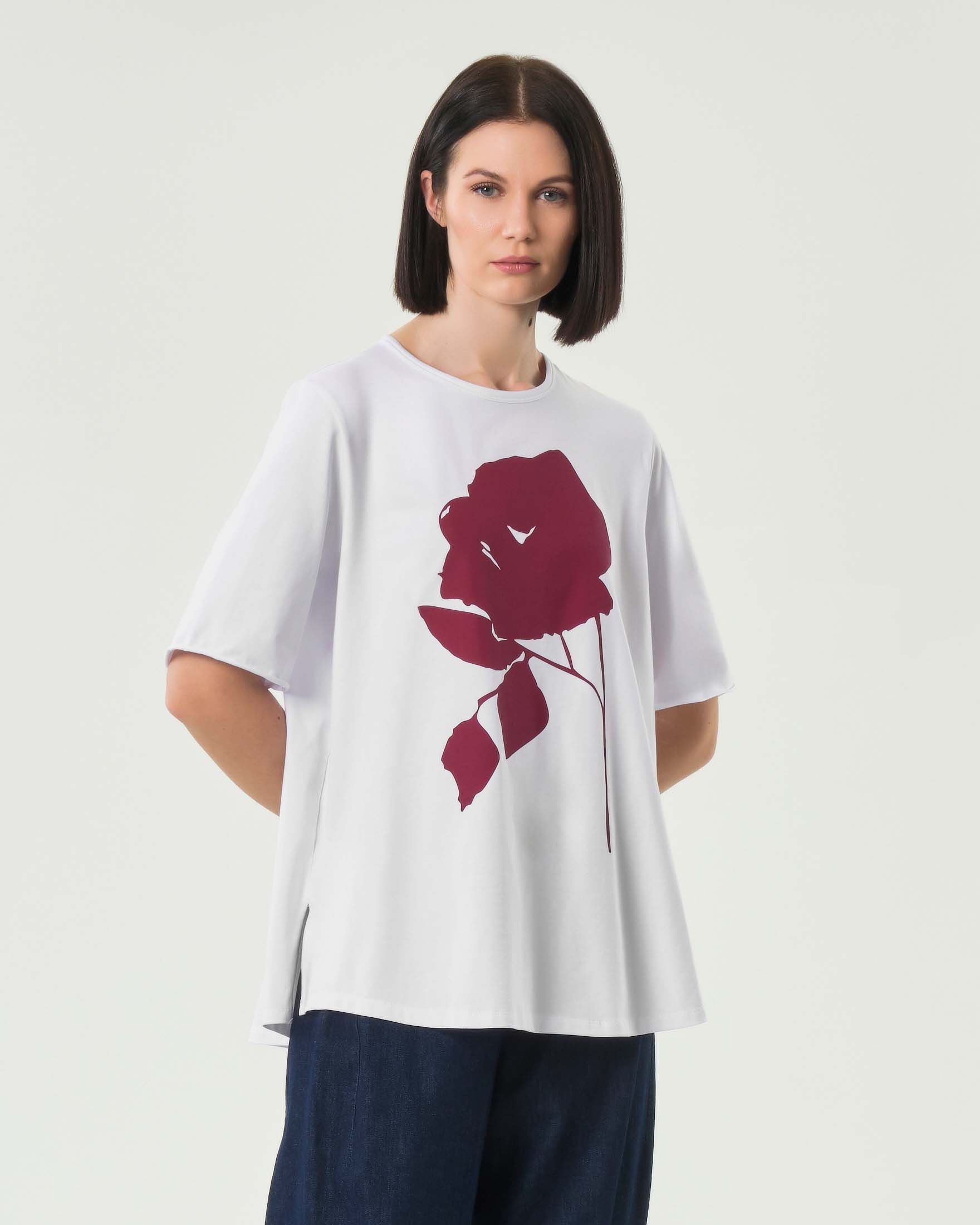 T-shirt over bianca in cotone stretch con stampa floreale bordeaux sul fronte