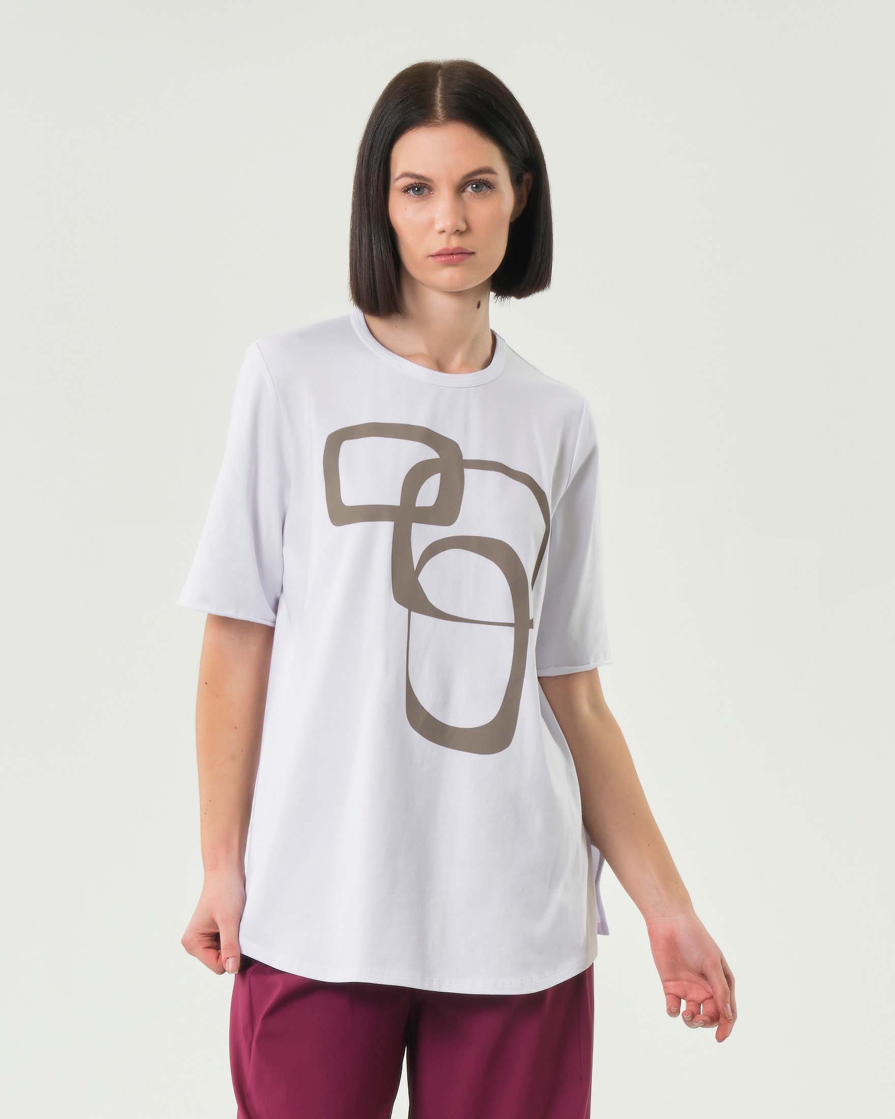 T-shirt over bianca Jurerê in cotone stretch con stampa anelli color fango sul fronte