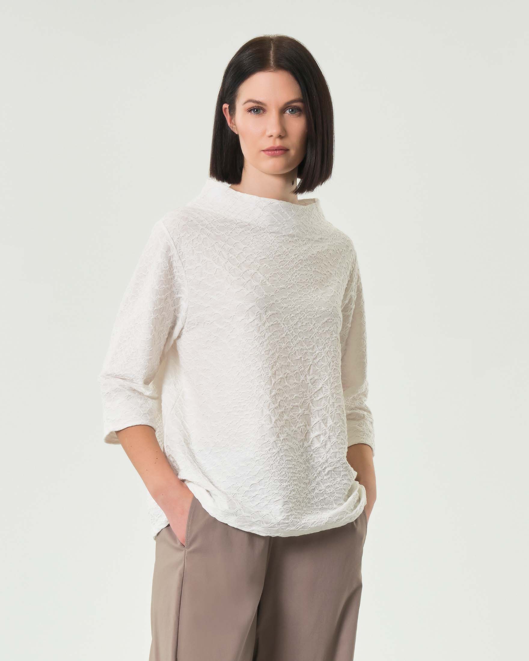 Top color avorio in tessuto goffrato con collo a cratere e manica al gomito