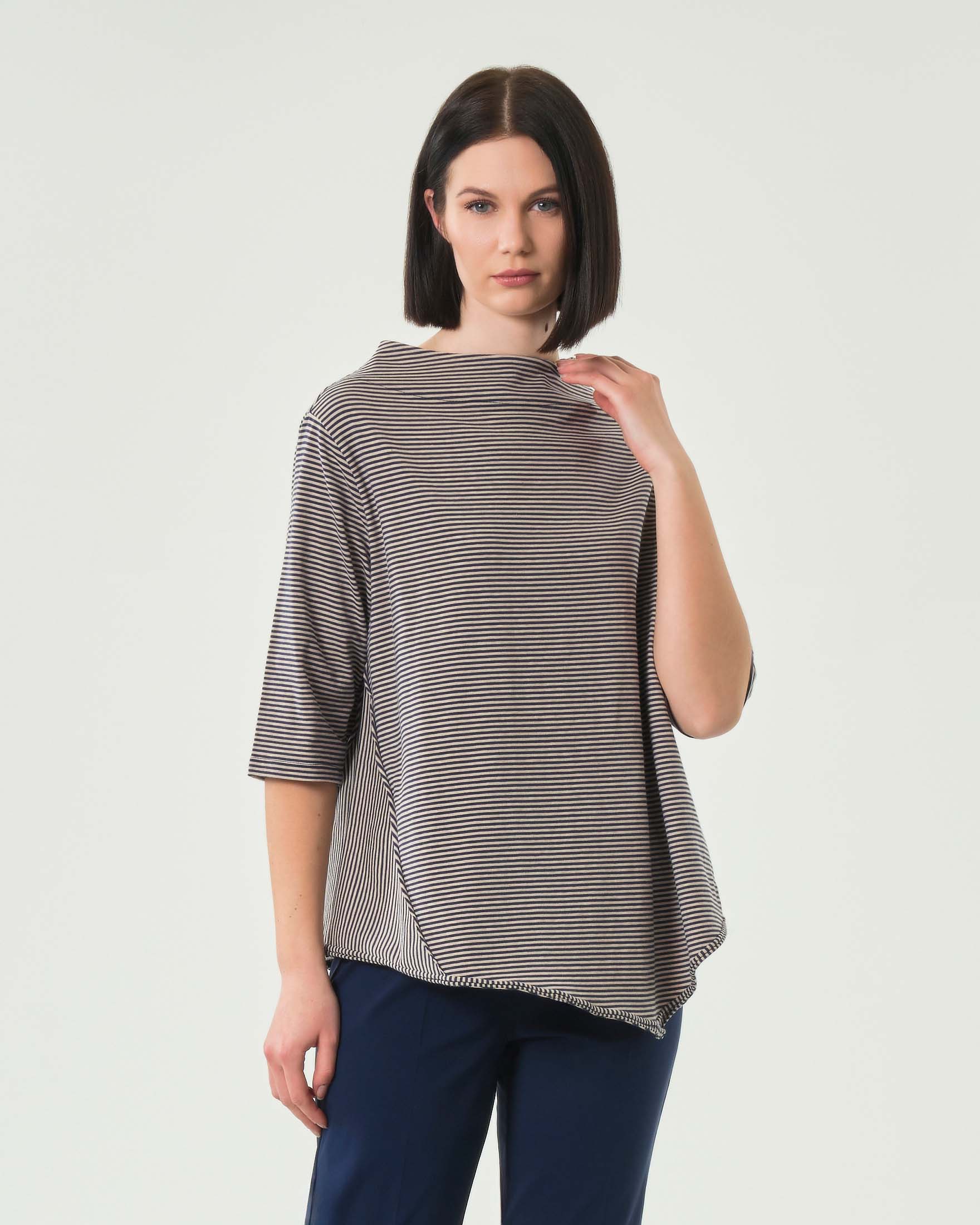 Top a righe blu e beige con collo a cratere e fondo asimmetrico