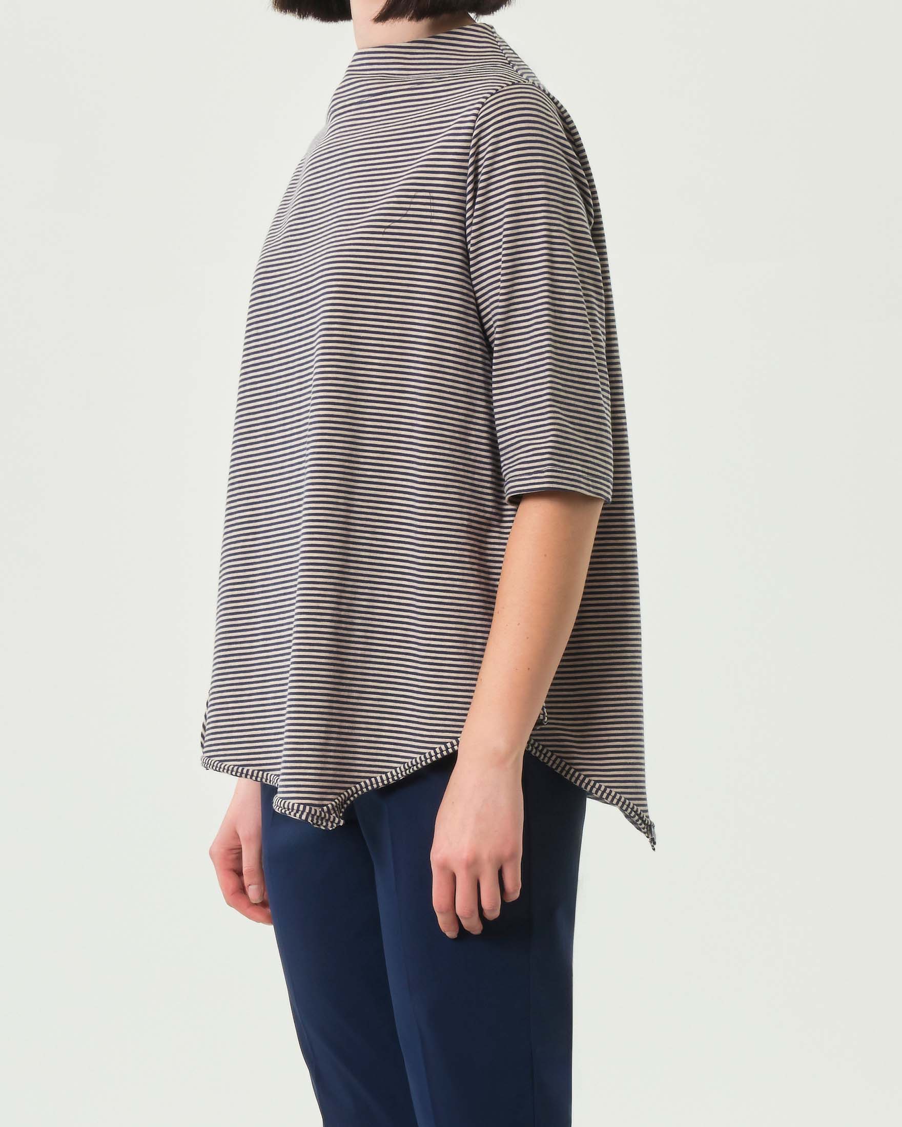 Top a righe blu e beige Jurerê con collo a cratere e fondo asimmetrico image