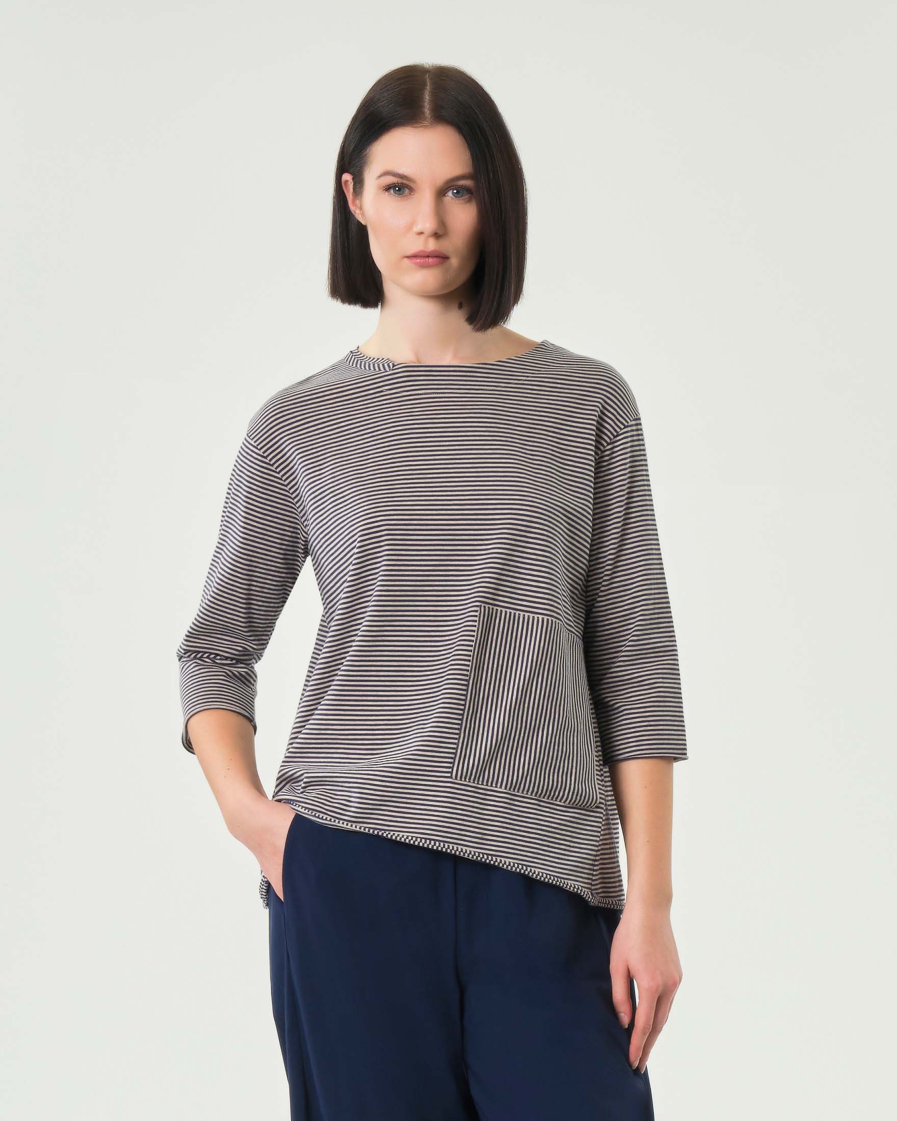 Top a righe blu e beige con maniche al gomito e tasca applicata sul fronte