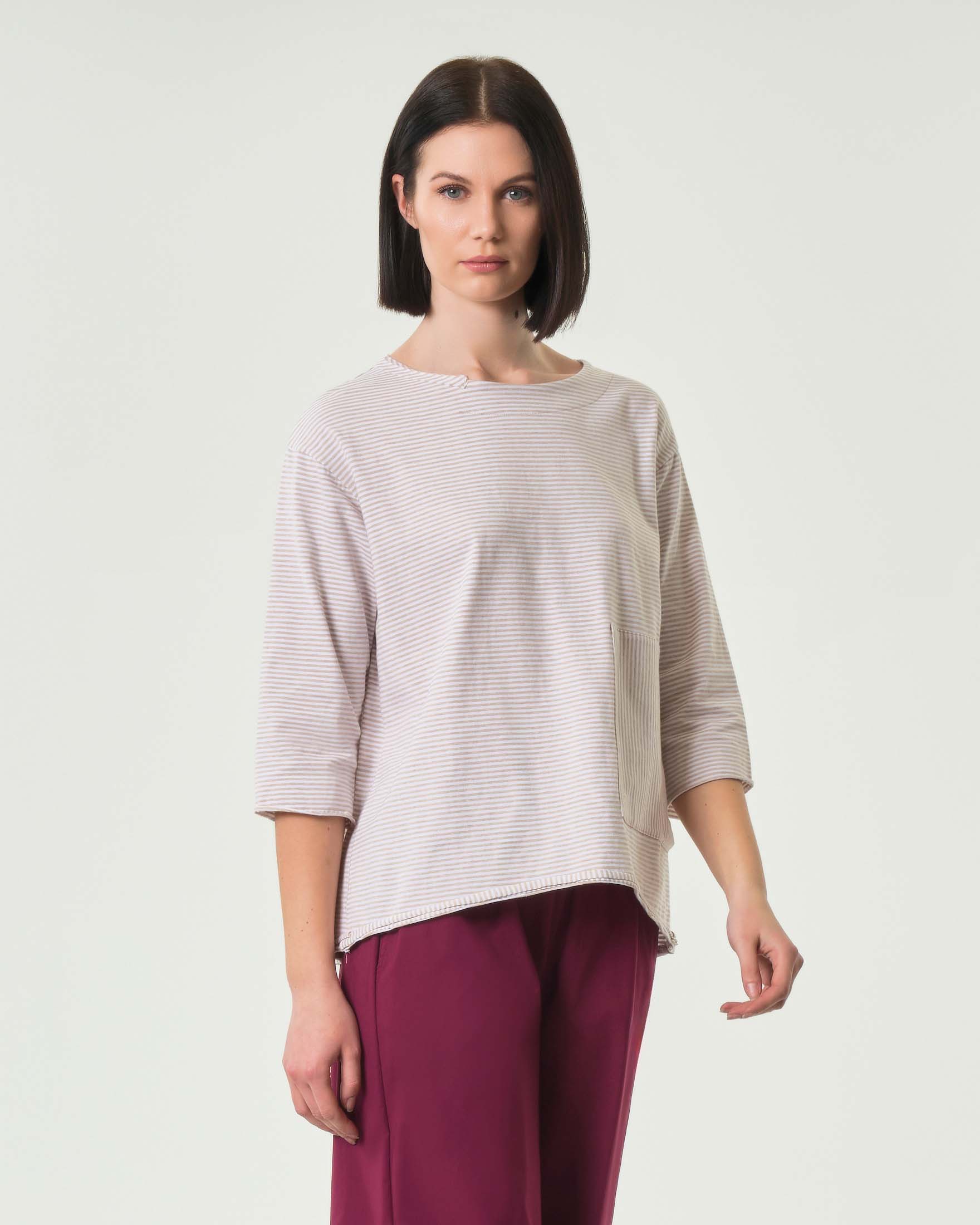 Top a righe avorio e beige con maniche al gomito e tasca applicata sul fronte