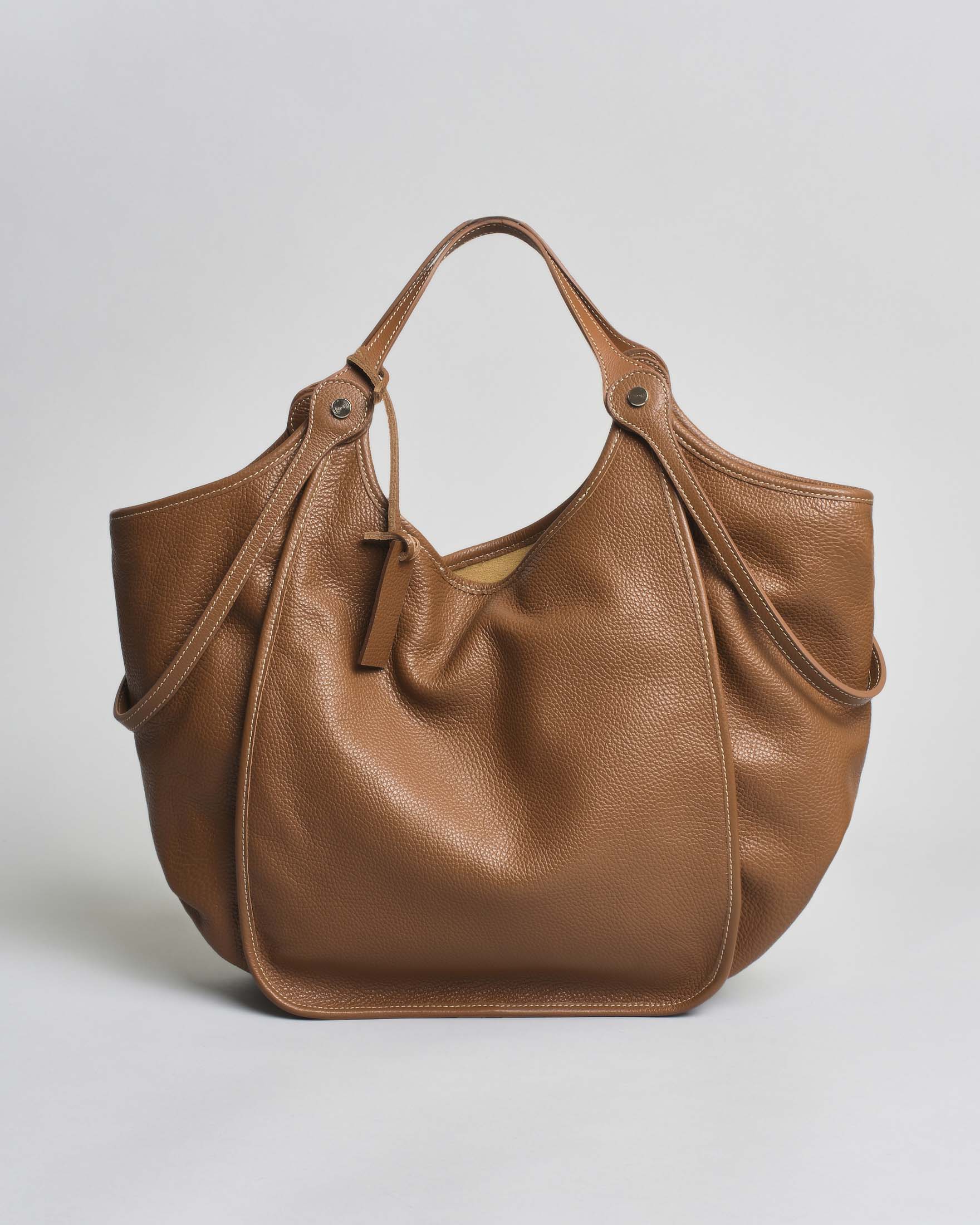 Borsa a spalla grande in pelle martellata color cuoio con profili in pelle tono su tono