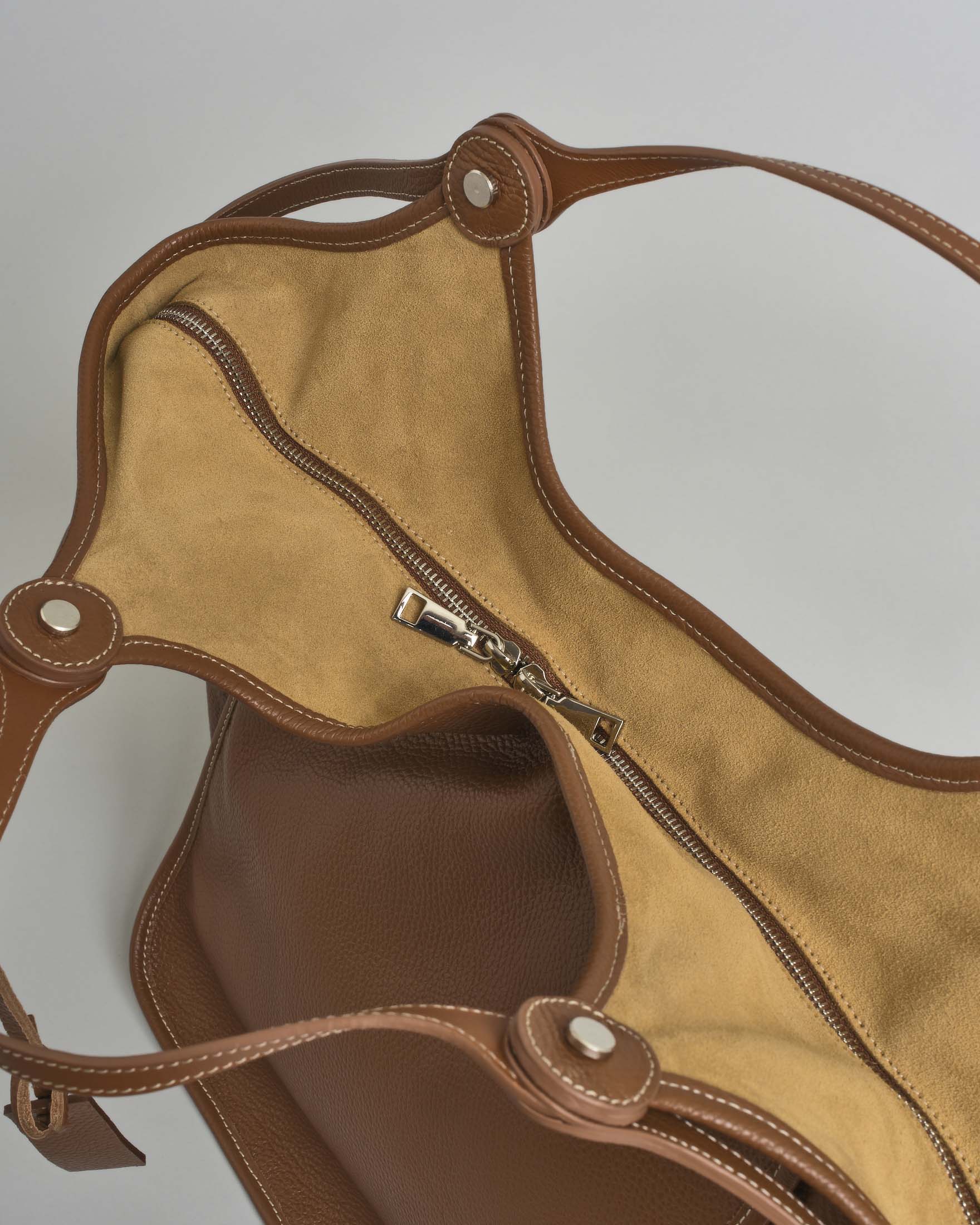 Borsa Marco Masi a spalla grande in pelle martellata color cuoio con profili in pelle tono su tono image