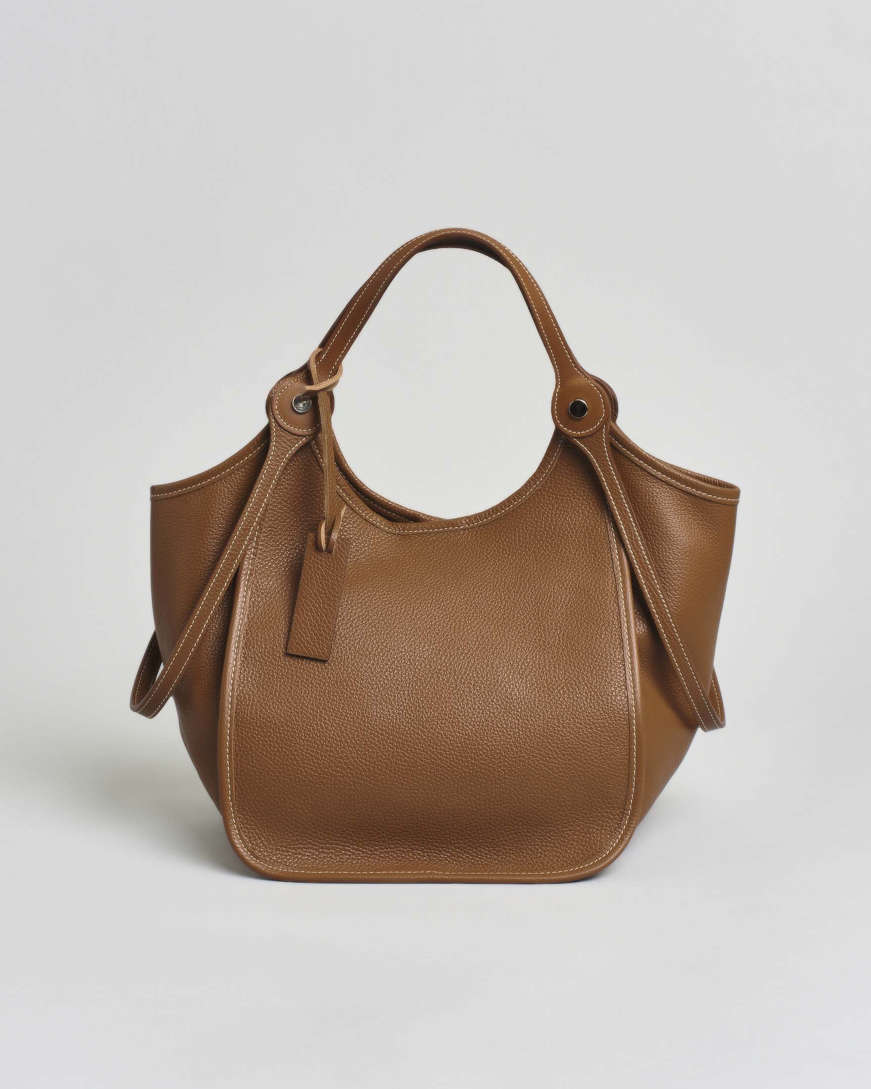 Borsa a spalla piccola in pelle martellata color cuoio con profili in pelle tono su tono