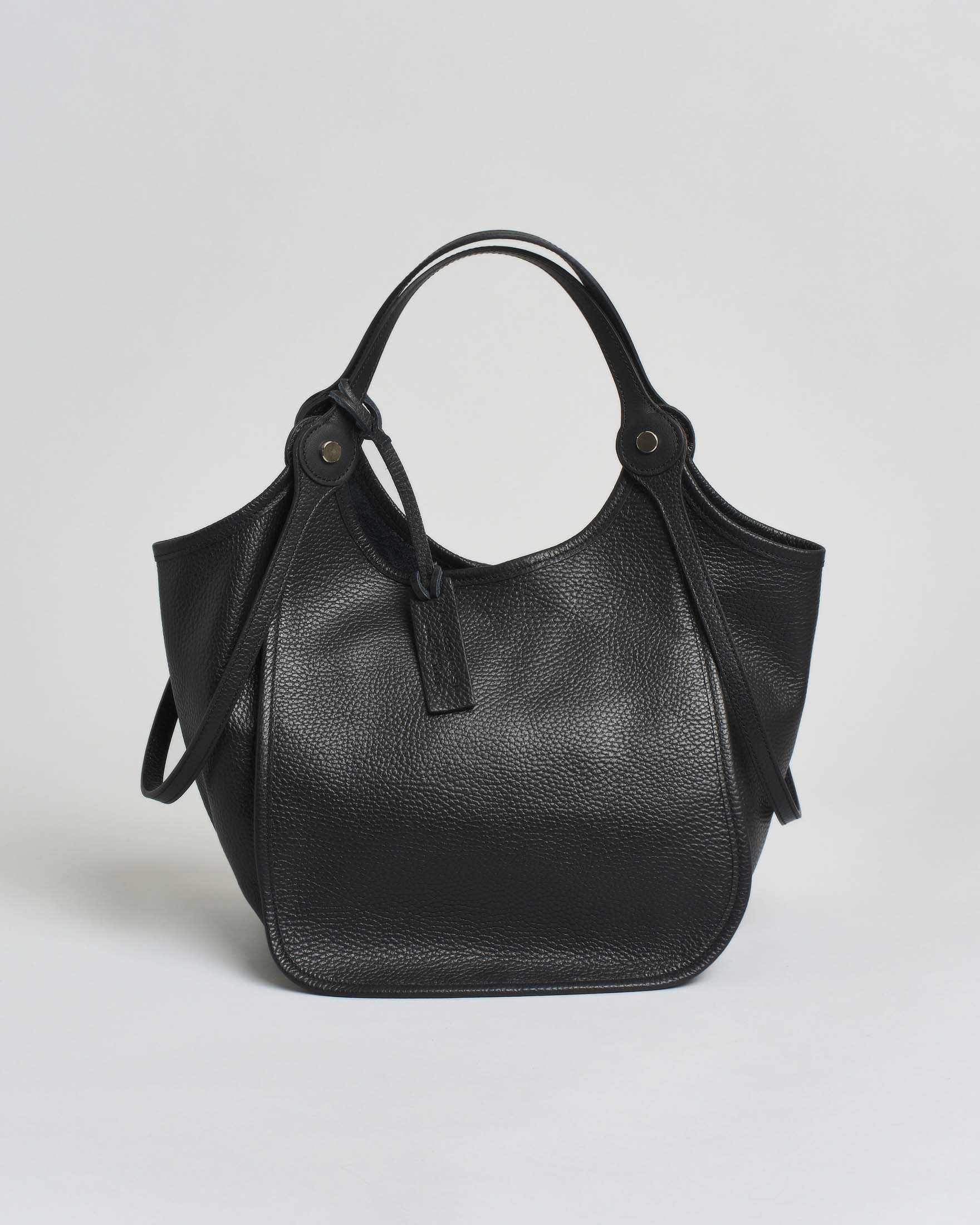 Borsa a spalla piccola in pelle martellata nera con profili in pelle tono su tono