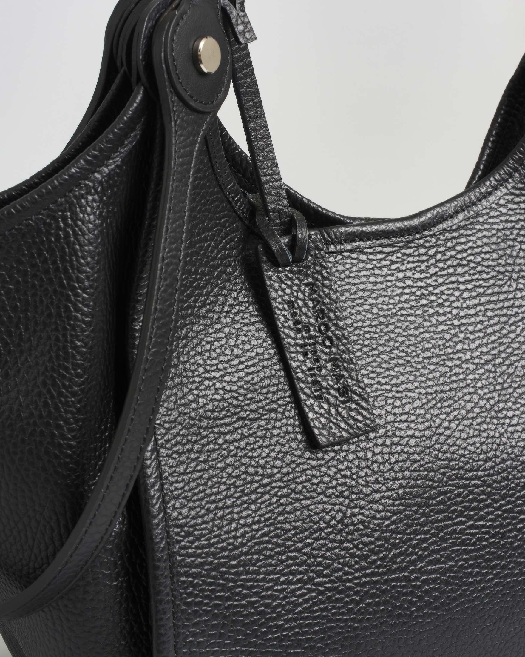 Borsa Marco Masi a spalla piccola in pelle martellata nera con profili in pelle tono su tono image