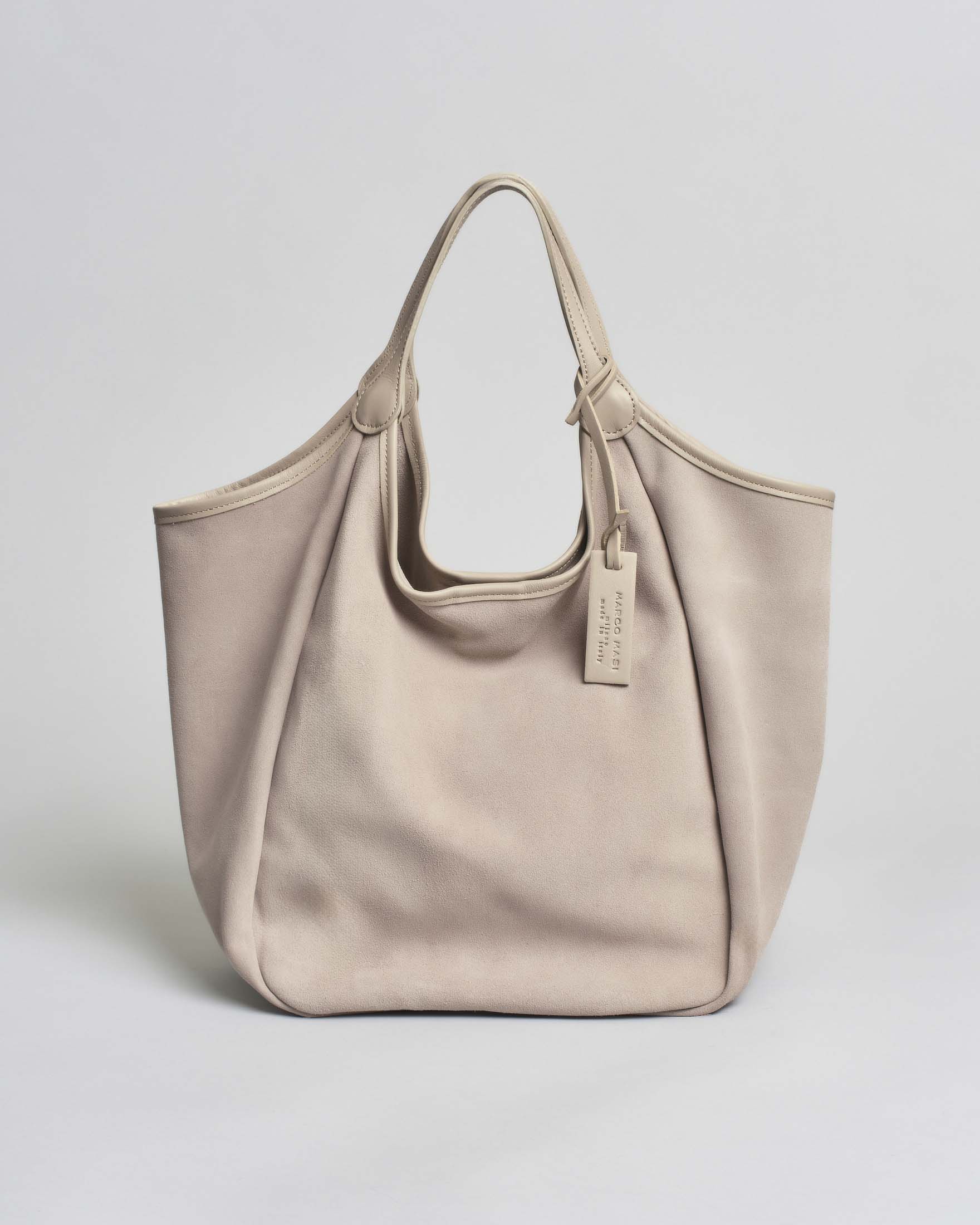 Borsa a spalla in pelle scamosciata beige con profili in pelle tono su tono