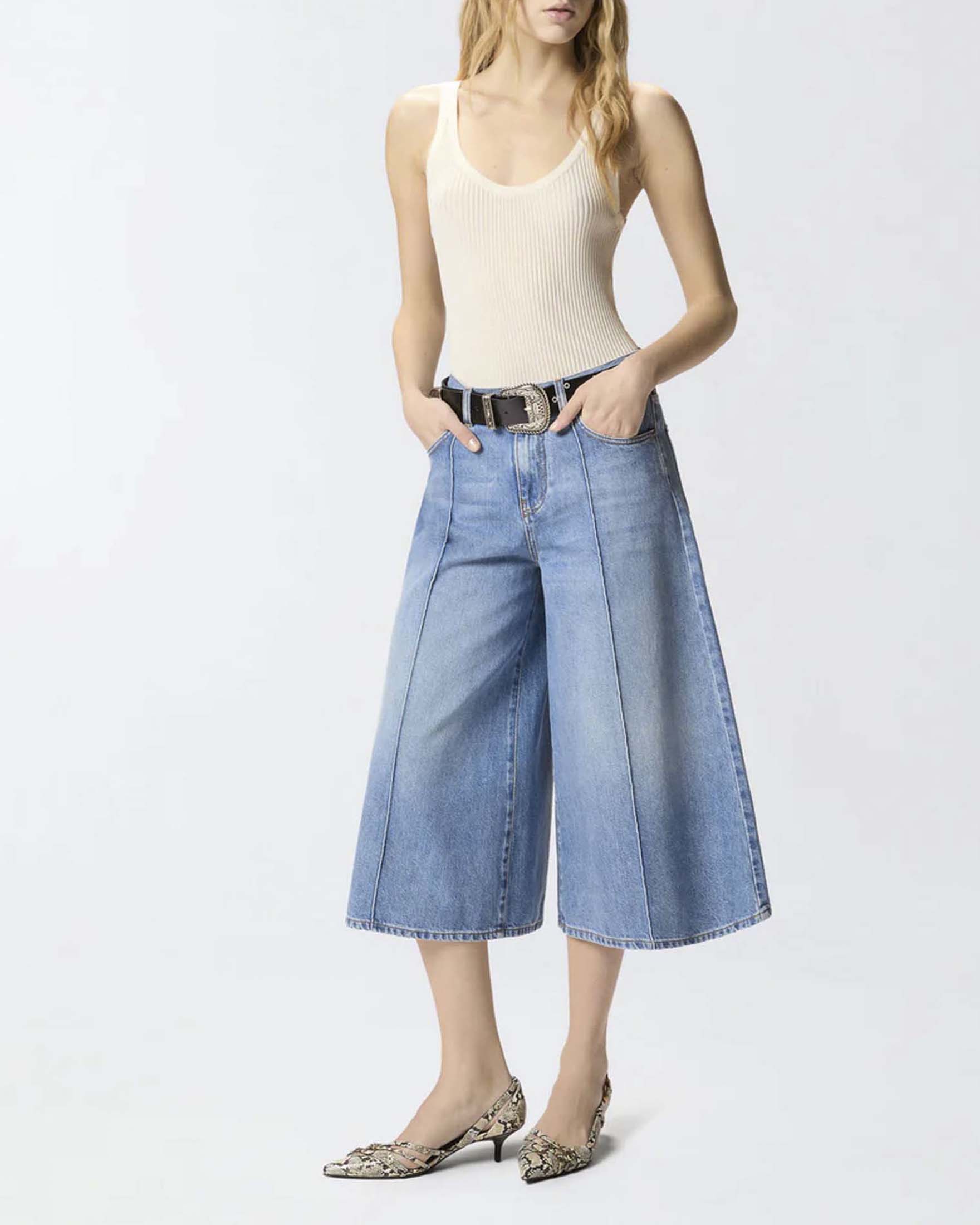 Bermuda wide leg in denim con nervature centrali lungo le gambe