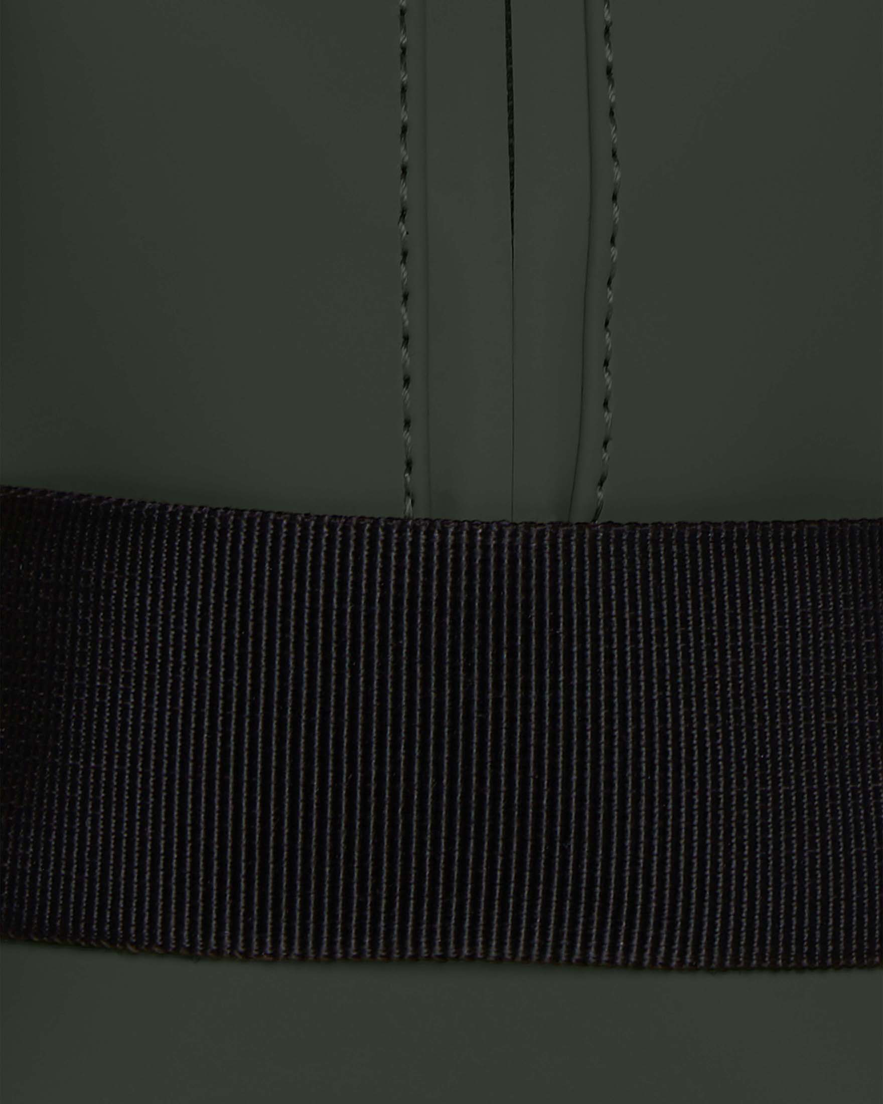 Cosmetic bag verde Rains in tessuto impermeabile effetto metallizzato con scritta logo image