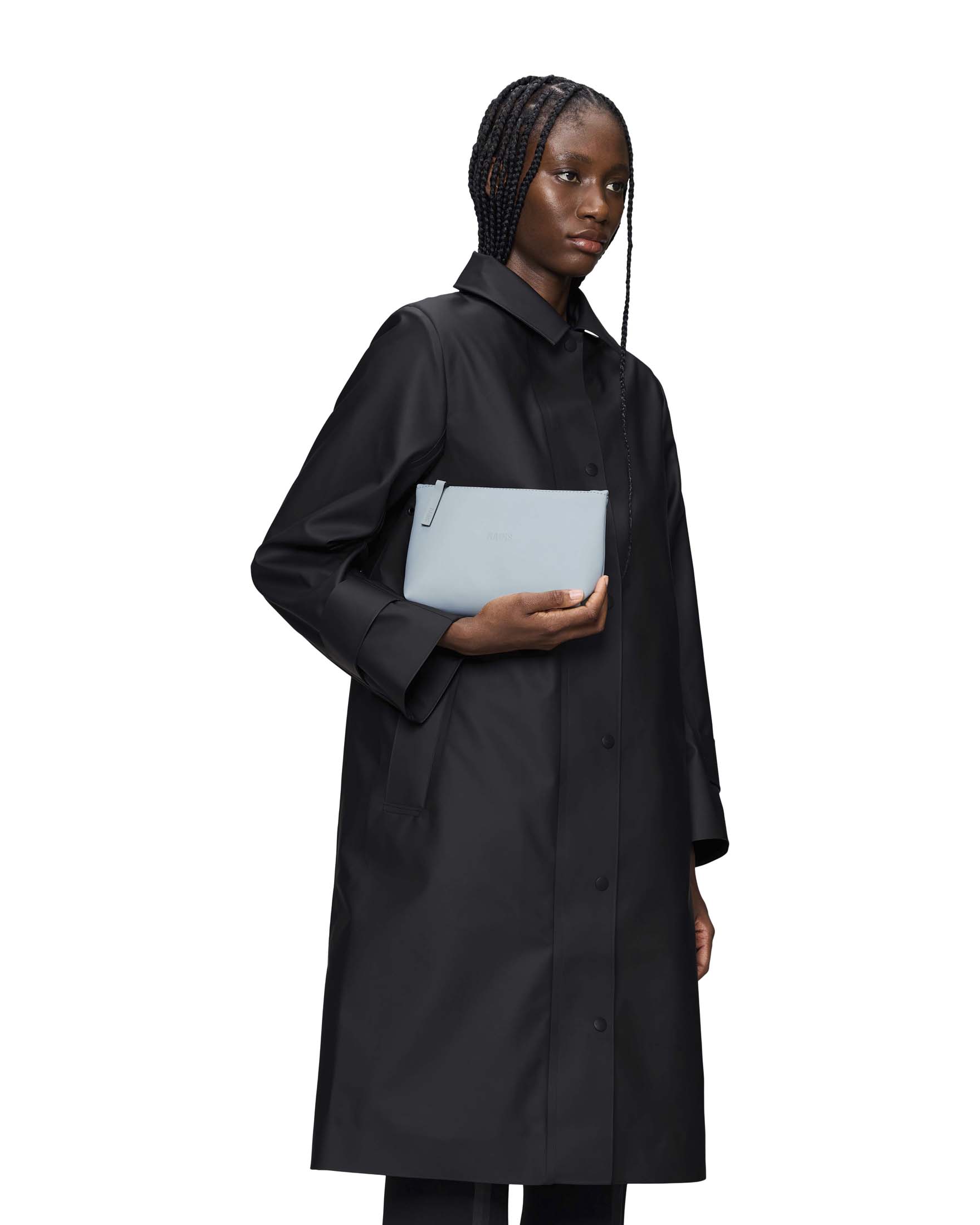 Cosmetic bag azzurra Rains in tessuto impermeabile effetto vernice con scritta logo image