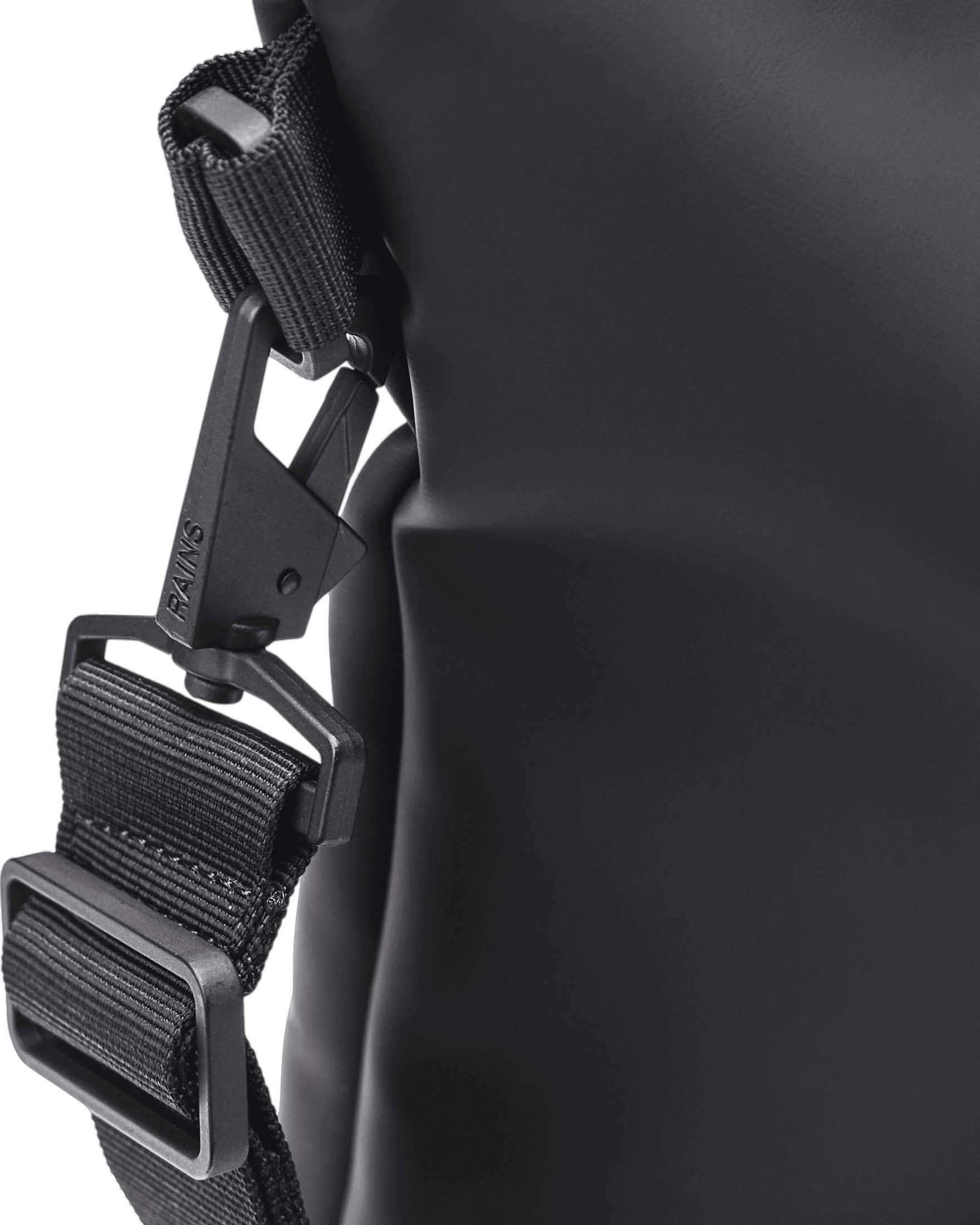 Tote Bag Mini nera Rains con manici a mano e tracolla più lunga rimovibile image