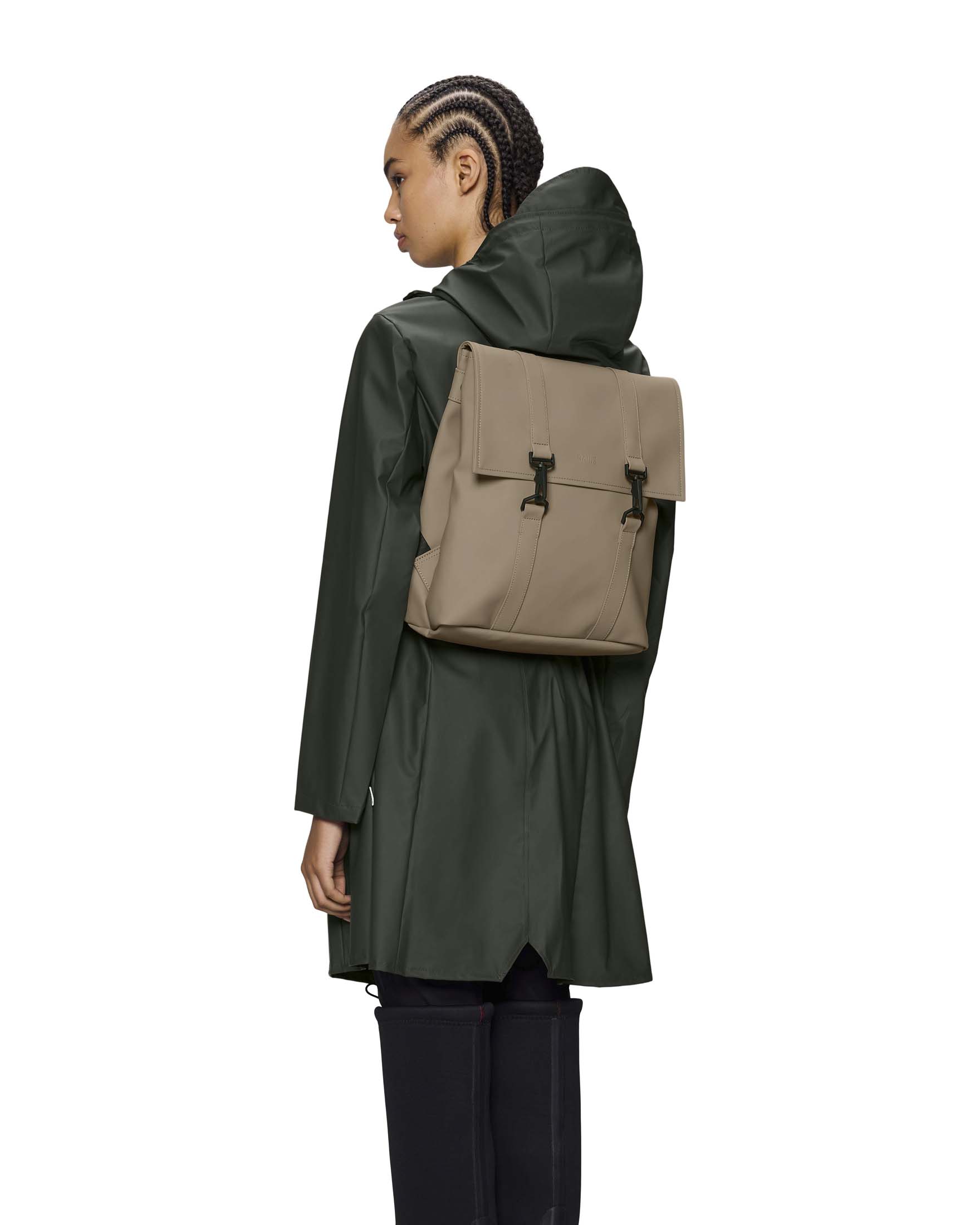 Zaino Msn Bag Mini beige Rains in tessuto tecnico impermeabile effetto gommato con doppia chiusura a cartella e moschettoni image