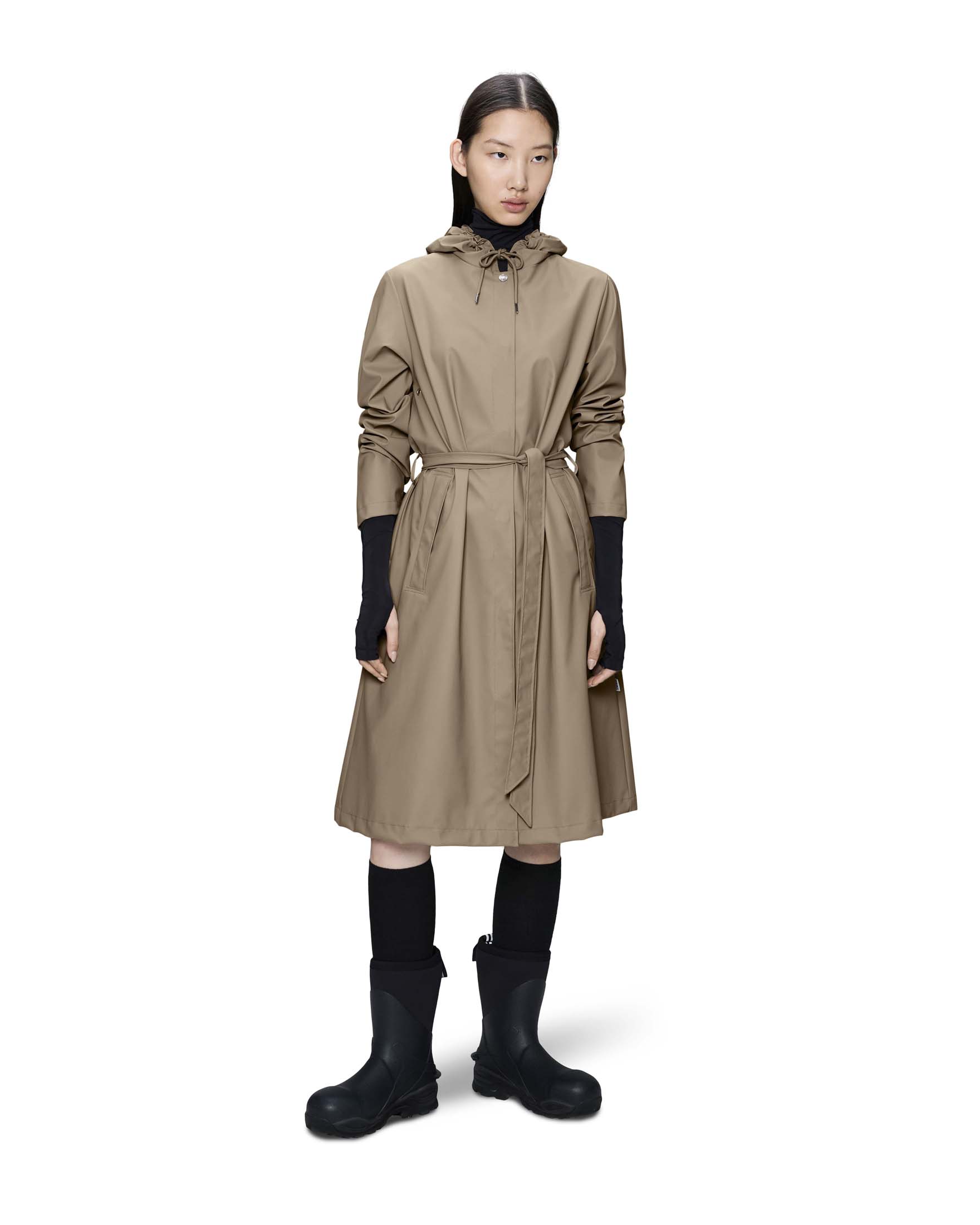 A-Line Longer W Jacket beige Rains dalla linea svasata con cappuccio e cintura in vita