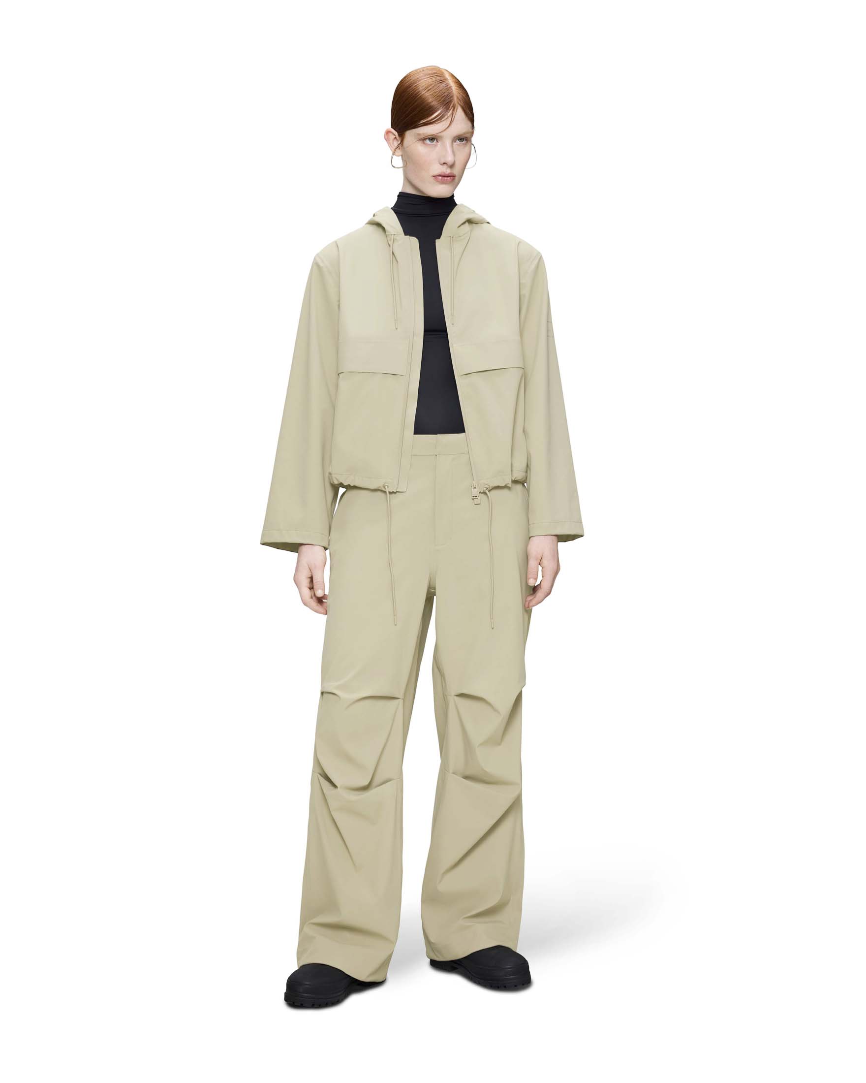 Suva Hardshell Short String Jacket cropped beige Rains in tessuto tecnico effetto gommato con cappuccio